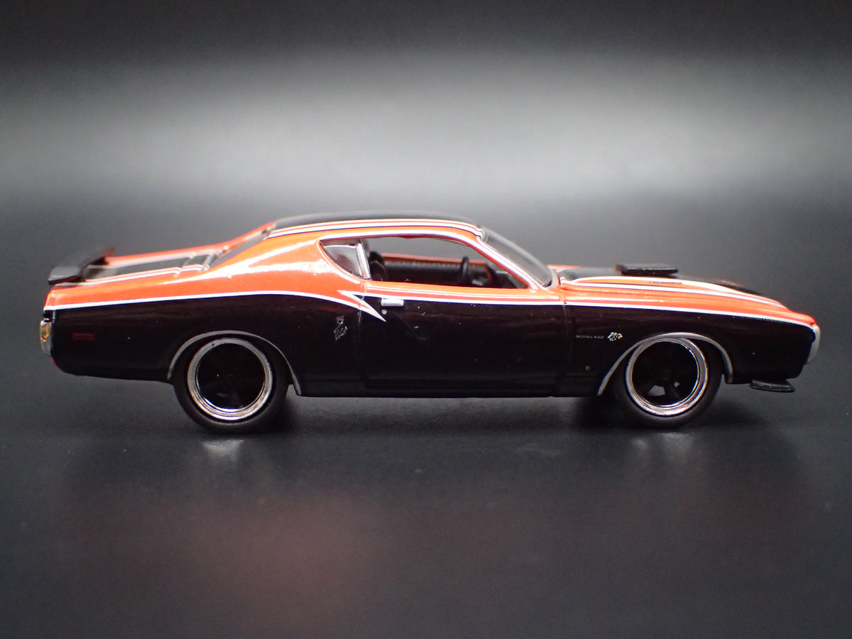 1971 71 DODGE CHARGER SUPER BEE ORANGE 1:64 SCALE DIORAMA DIECAST MODEL CAR