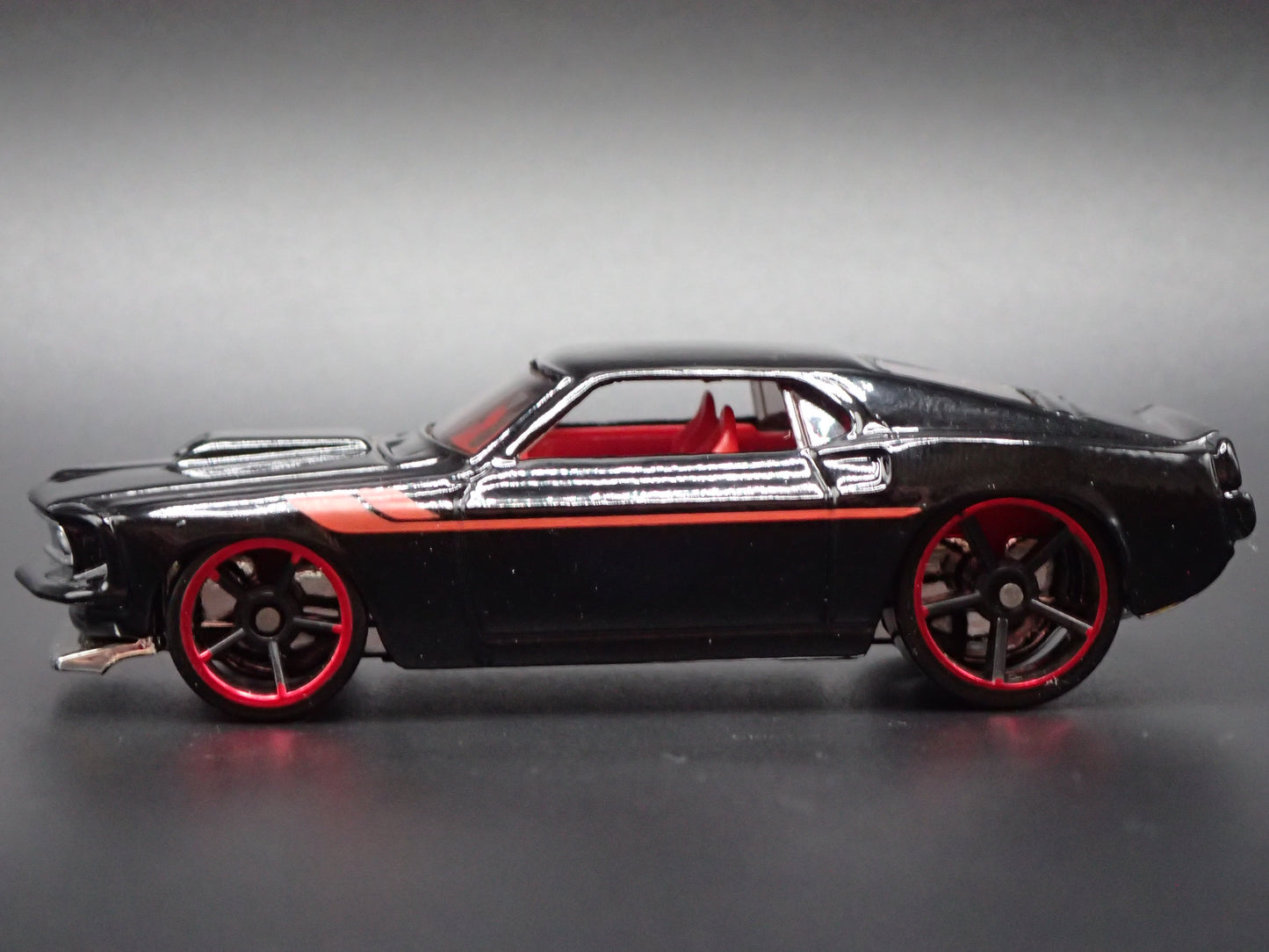 1969 69 FORD MUSTANG BOSS 302 FASTBACK BLACK 1:64 SCALE DIORAMA DIECAST MODEL CAR
