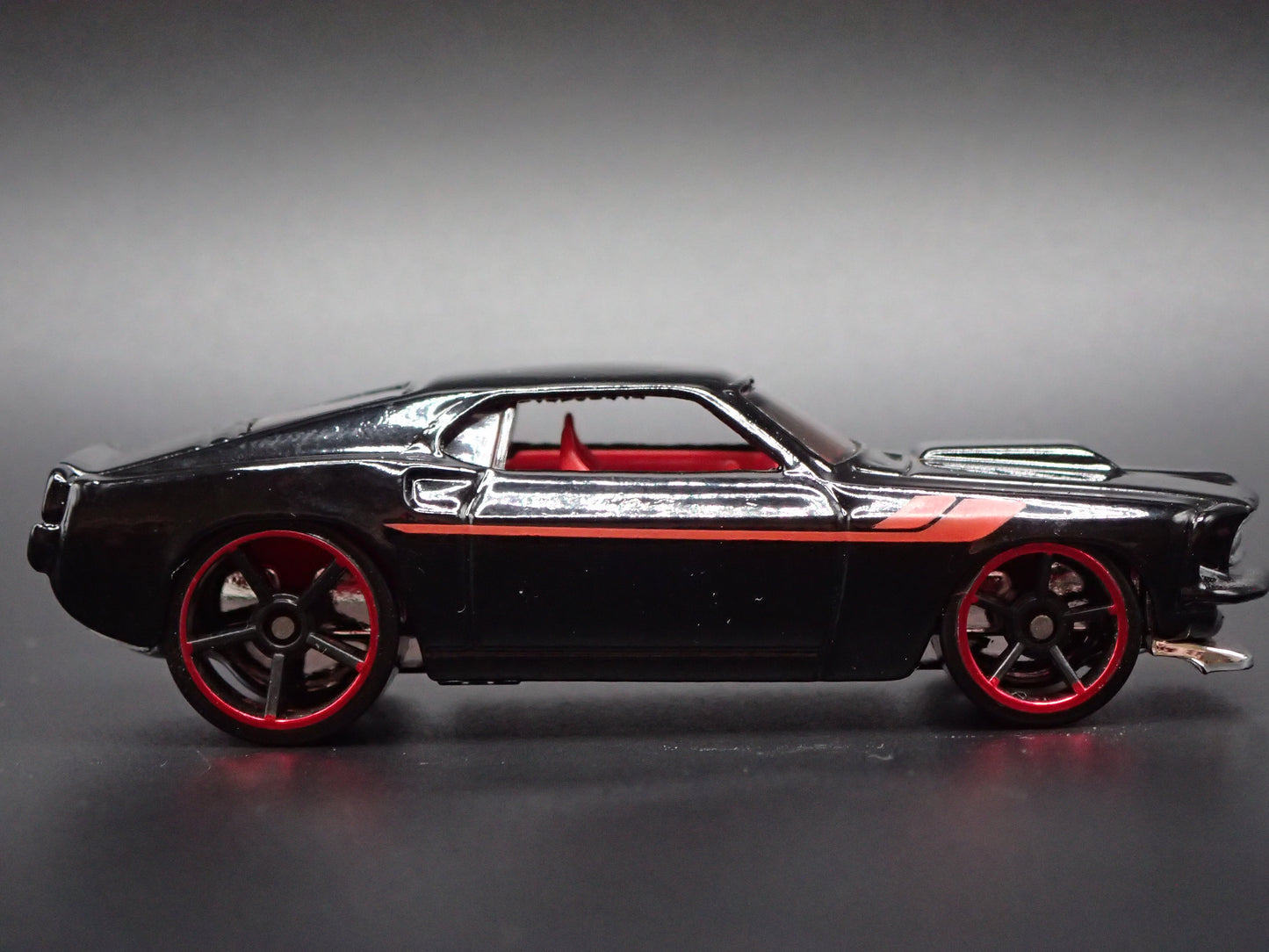 1969 69 FORD MUSTANG BOSS 302 FASTBACK BLACK 1:64 SCALE DIORAMA DIECAST MODEL CAR
