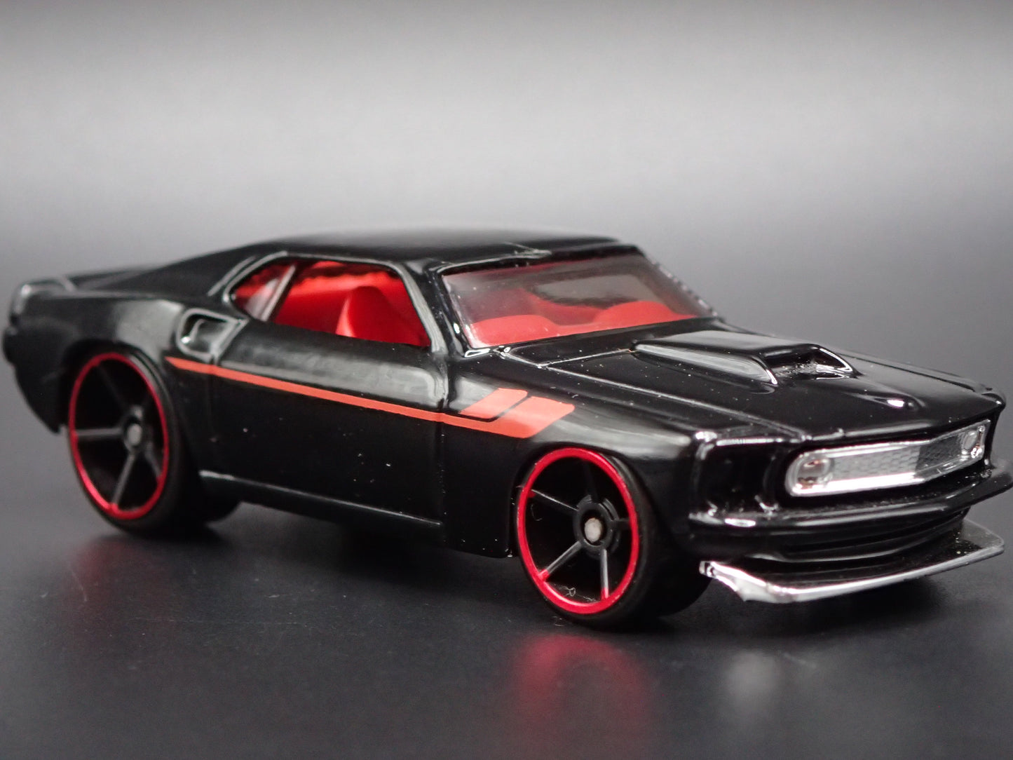 1969 69 FORD MUSTANG BOSS 302 FASTBACK BLACK 1:64 SCALE DIORAMA DIECAST MODEL CAR