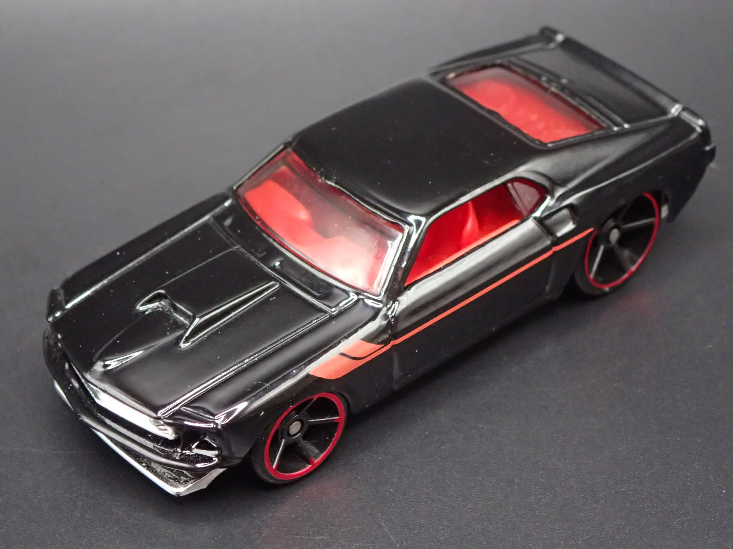 1969 69 FORD MUSTANG BOSS 302 FASTBACK BLACK 1:64 SCALE DIORAMA DIECAST MODEL CAR