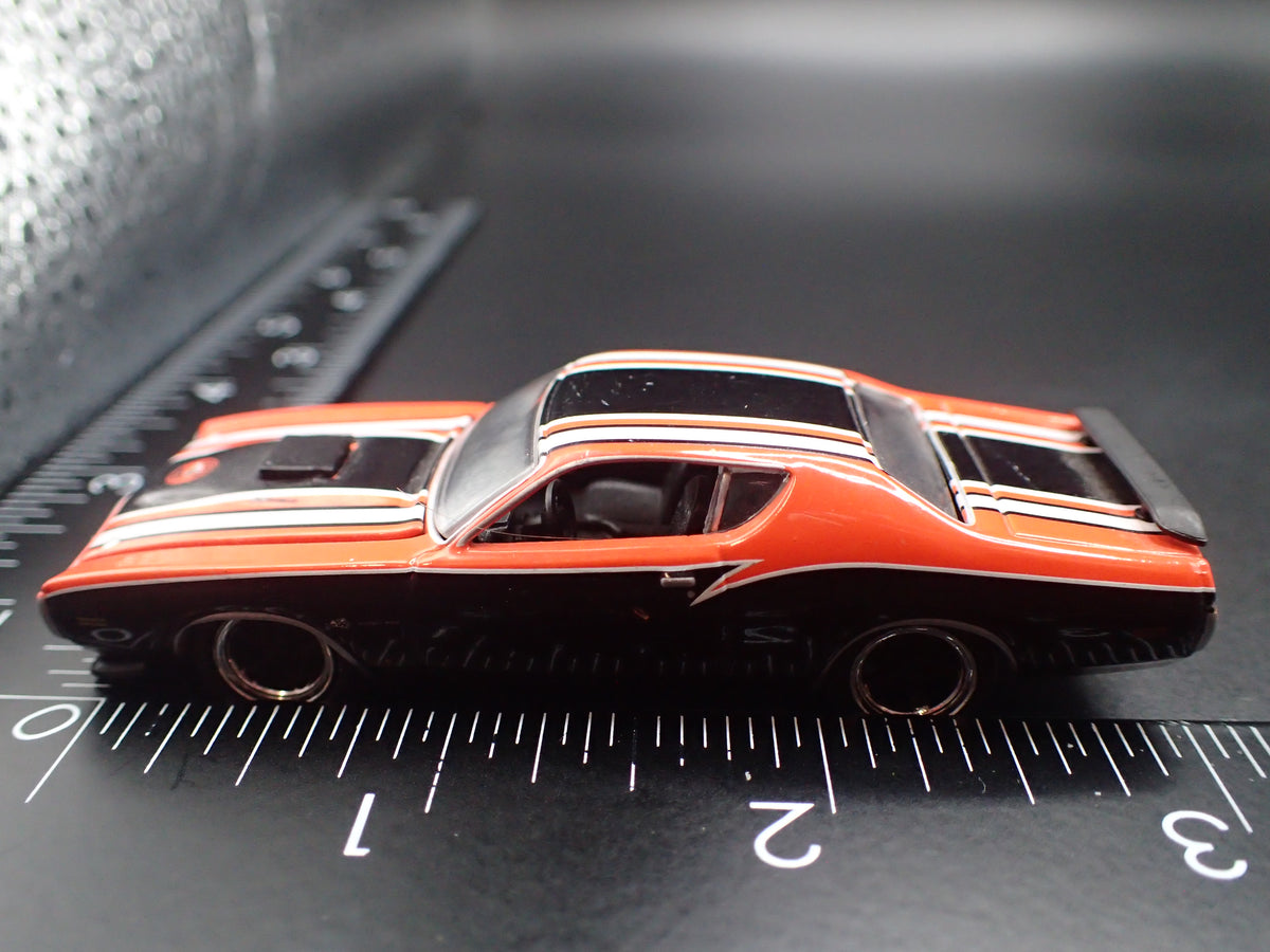 1971 71 DODGE CHARGER SUPER BEE ORANGE 1:64 SCALE DIORAMA DIECAST MODEL CAR