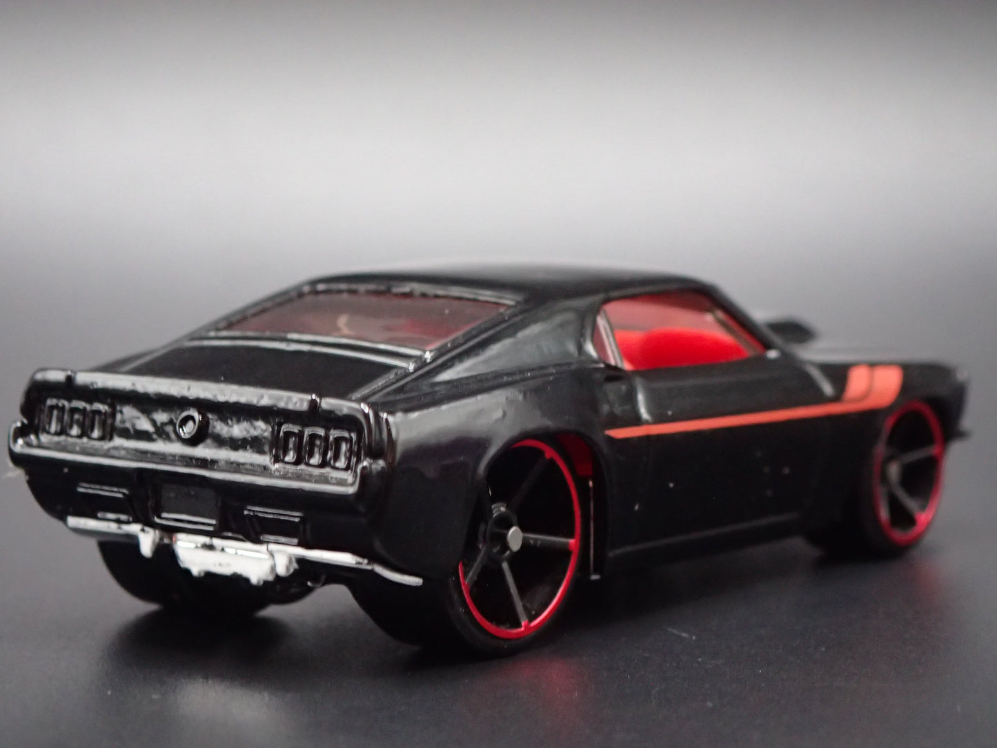 1969 69 FORD MUSTANG BOSS 302 FASTBACK BLACK 1:64 SCALE DIORAMA DIECAST MODEL CAR