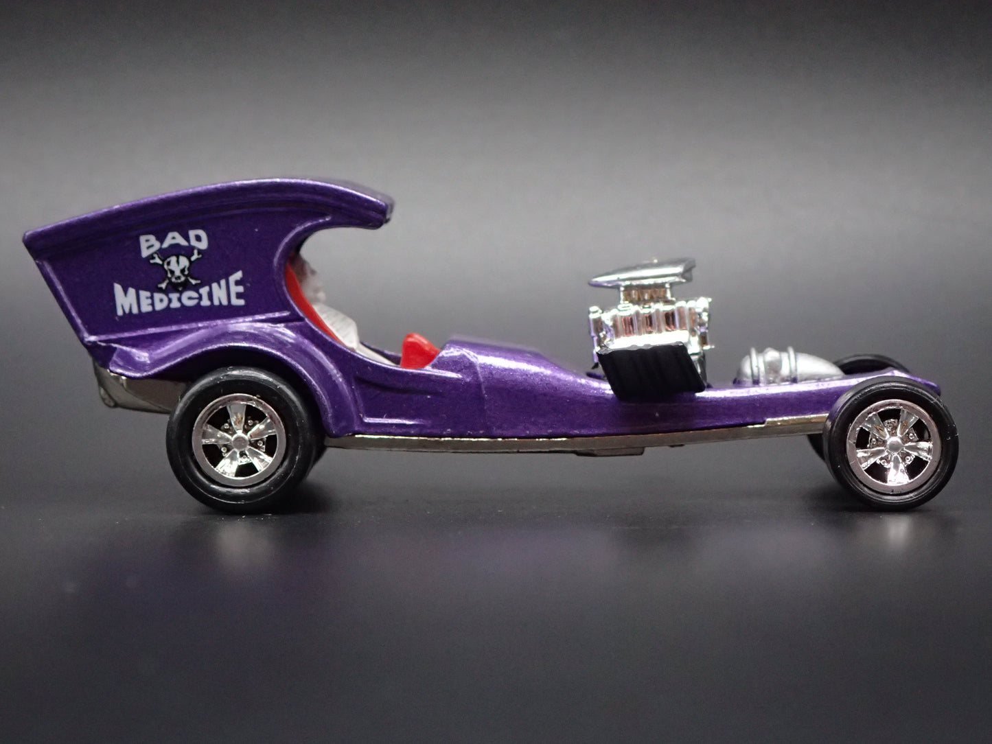 BAD MEDICINE DRAGSTER TOM DANIELS CUSTOM 1:64 SCALE DIORAMA DIECAST MODEL CAR