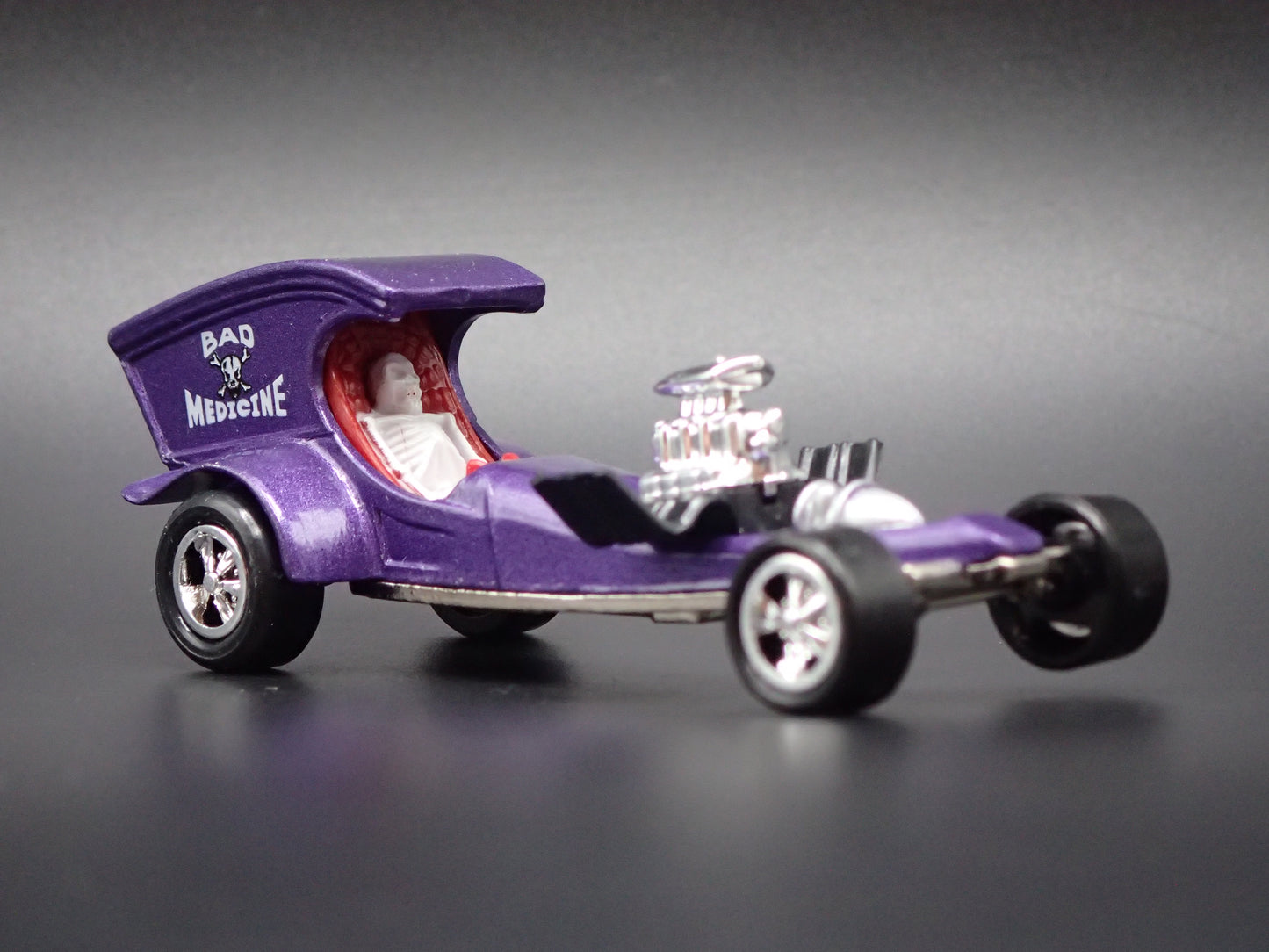 BAD MEDICINE DRAGSTER TOM DANIELS CUSTOM 1:64 SCALE DIORAMA DIECAST MODEL CAR