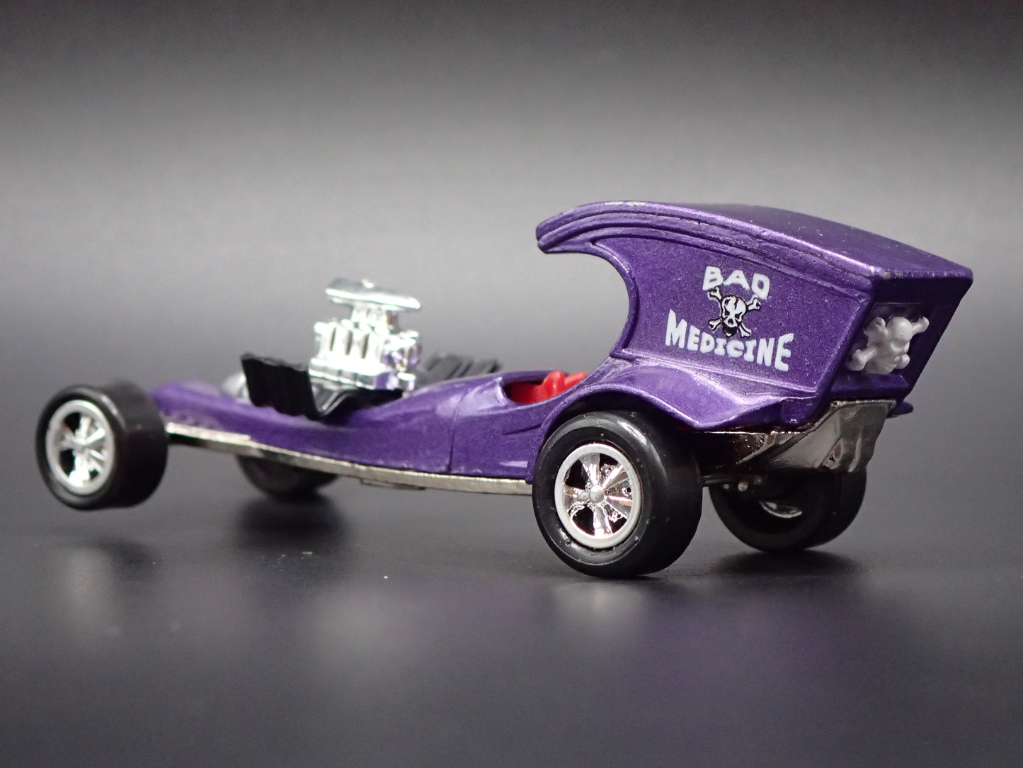 BAD MEDICINE DRAGSTER TOM DANIELS CUSTOM 1:64 SCALE DIORAMA DIECAST MODEL CAR