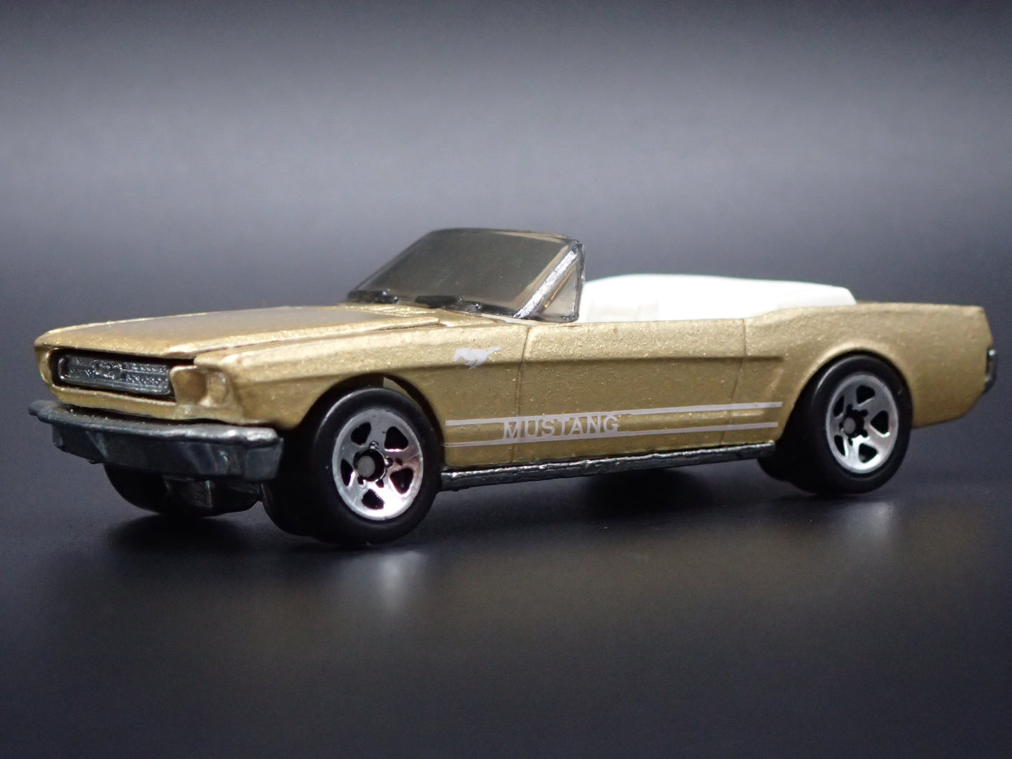 1965 65 FORD MUSTANG CONVERTIBLE GOLD 1:64 SCALE DIORAMA DIECAST MODEL CAR