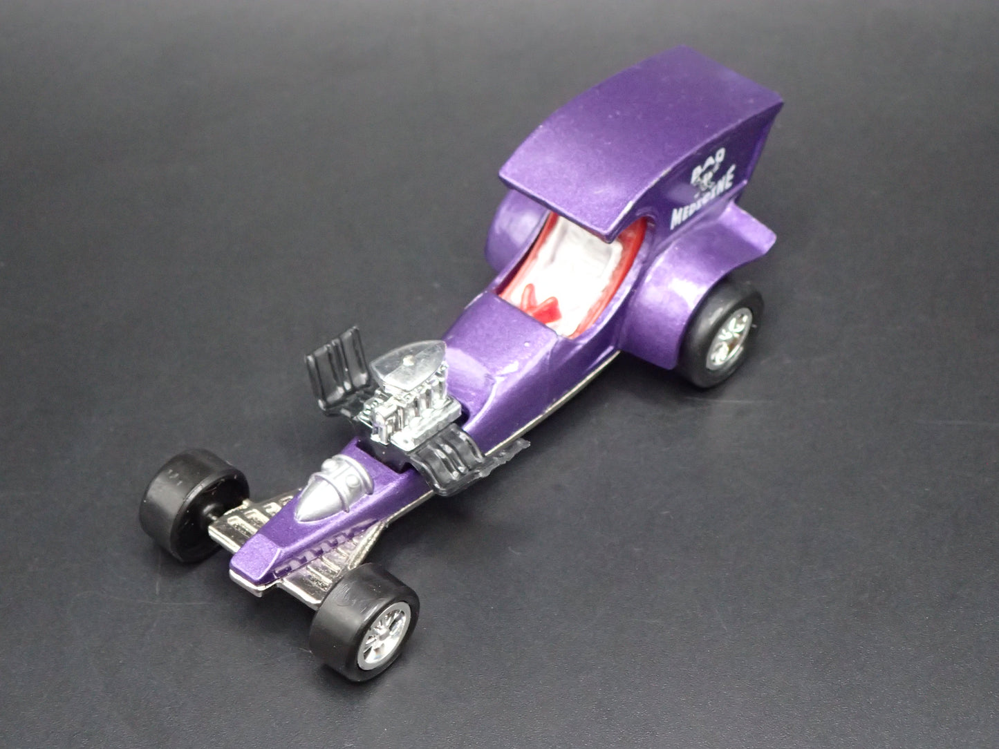 BAD MEDICINE DRAGSTER TOM DANIELS CUSTOM 1:64 SCALE DIORAMA DIECAST MODEL CAR