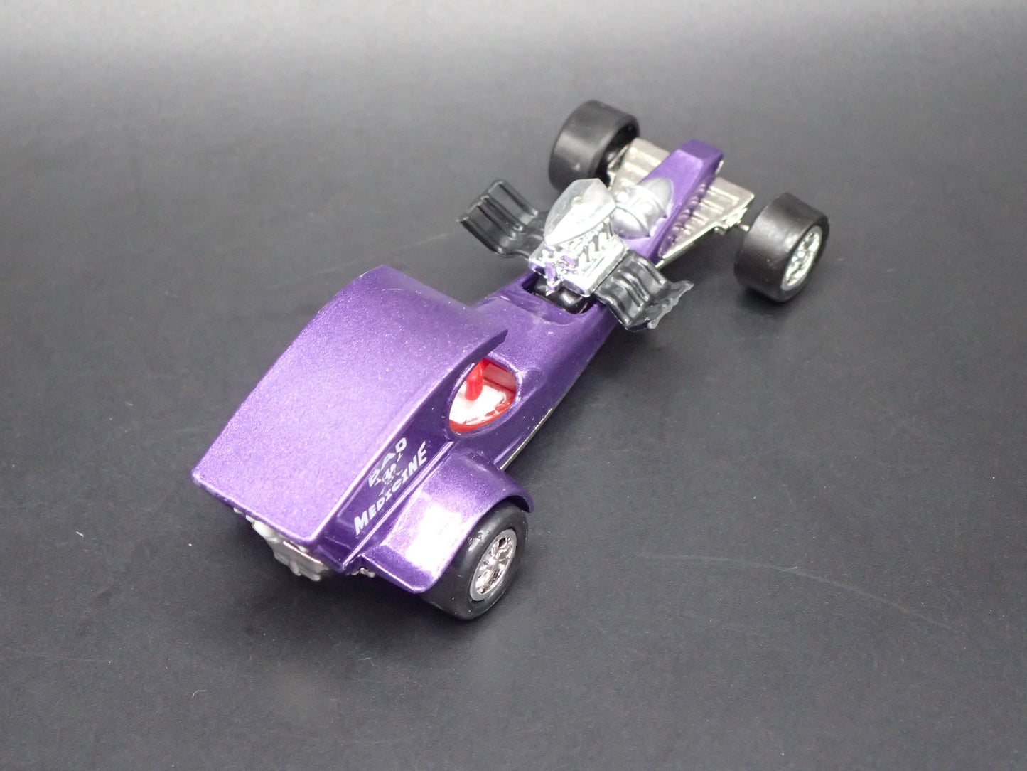 BAD MEDICINE DRAGSTER TOM DANIELS CUSTOM 1:64 SCALE DIORAMA DIECAST MODEL CAR