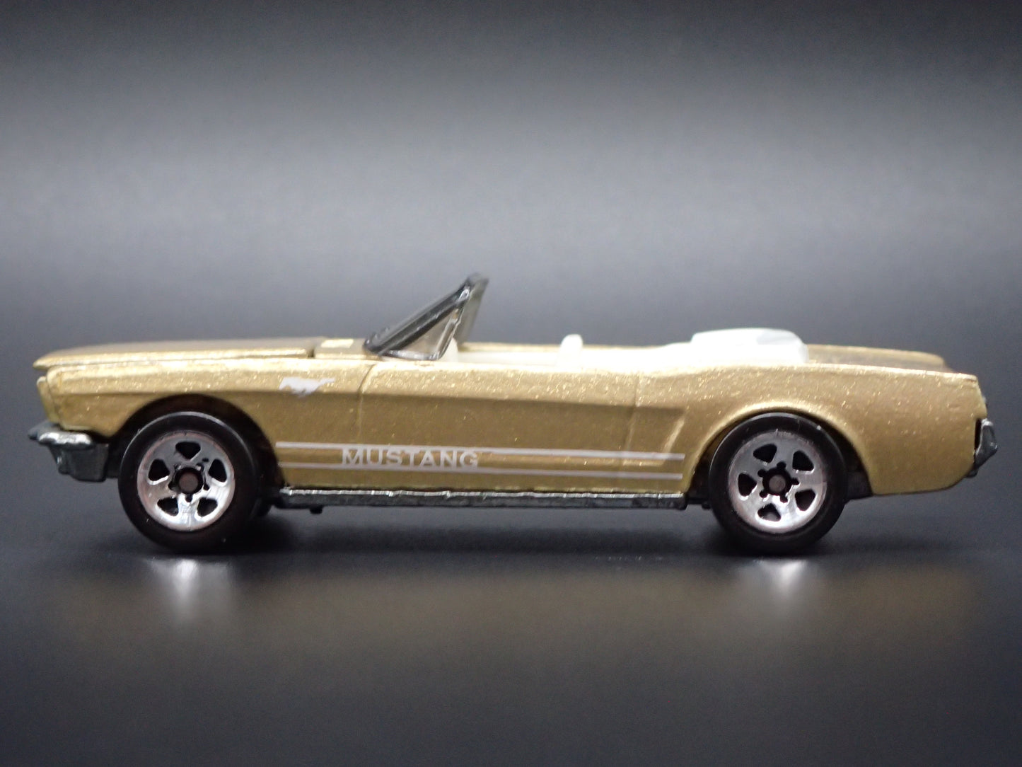 1965 65 FORD MUSTANG CONVERTIBLE GOLD 1:64 SCALE DIORAMA DIECAST MODEL CAR
