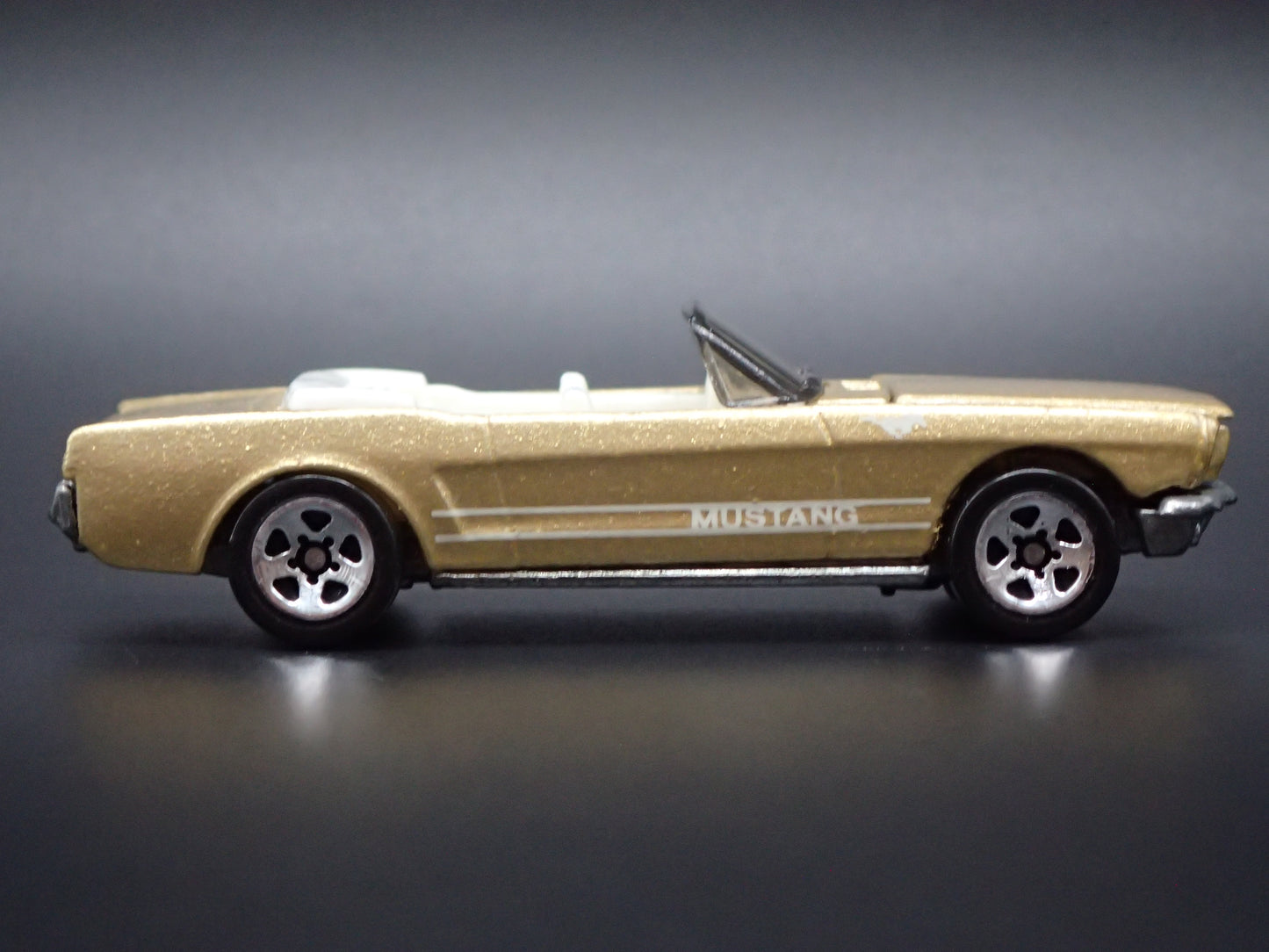 1965 65 FORD MUSTANG CONVERTIBLE GOLD 1:64 SCALE DIORAMA DIECAST MODEL CAR