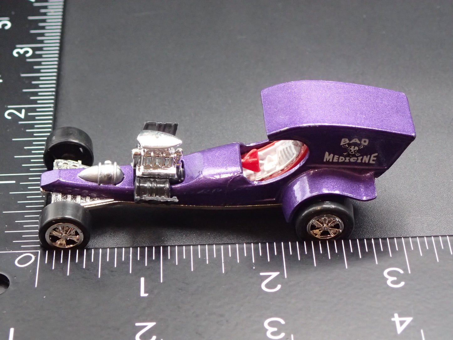 BAD MEDICINE DRAGSTER TOM DANIELS CUSTOM 1:64 SCALE DIORAMA DIECAST MODEL CAR