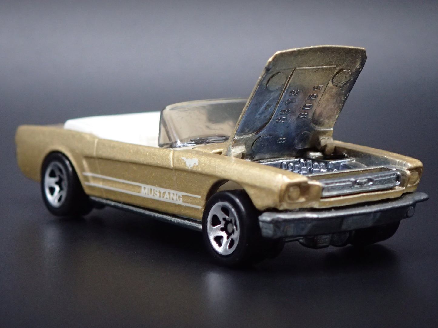 1965 65 FORD MUSTANG CONVERTIBLE GOLD 1:64 SCALE DIORAMA DIECAST MODEL CAR