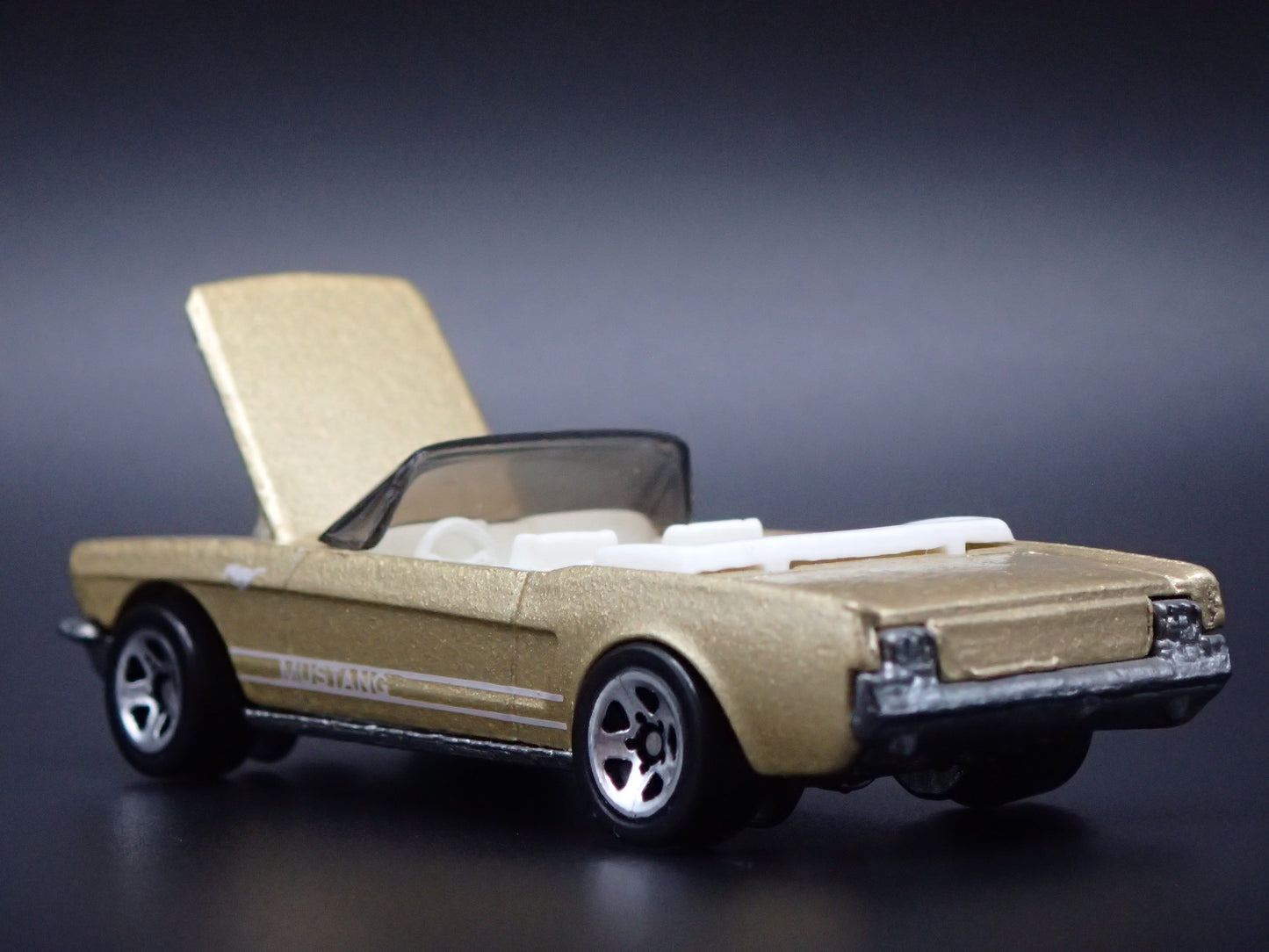 1965 65 FORD MUSTANG CONVERTIBLE GOLD 1:64 SCALE DIORAMA DIECAST MODEL CAR