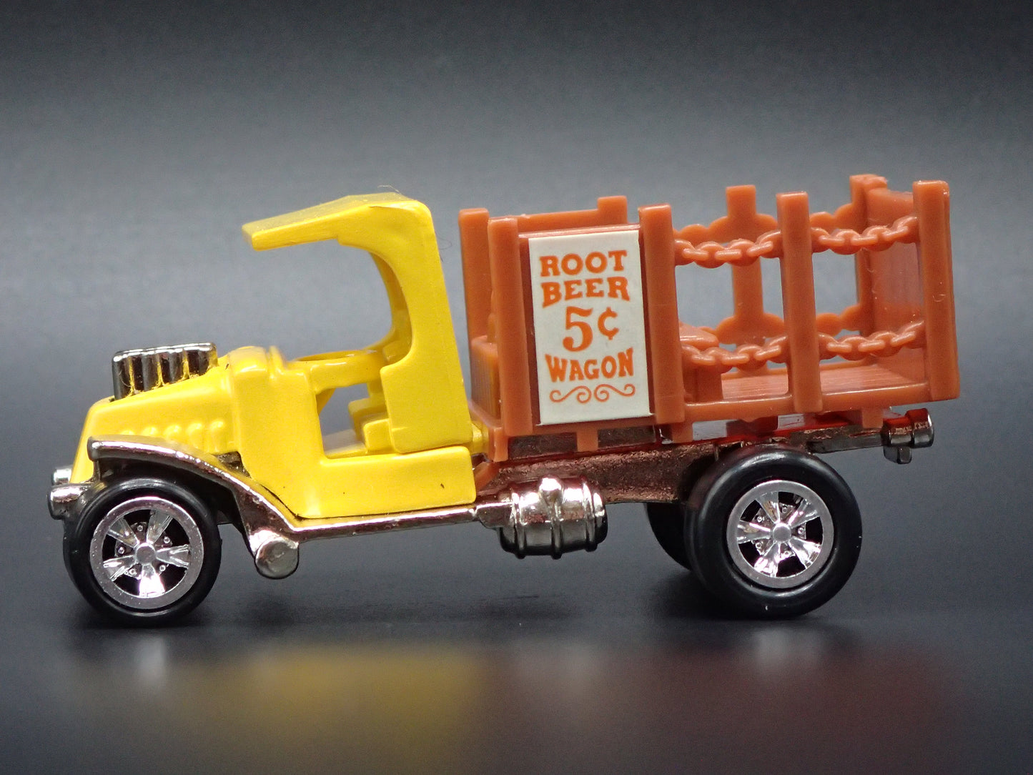 ROOT BEER WAGON TOM DANIELS CUSTOM RARE 1:64 SCALE DIORAMA DIECAST MODEL CAR