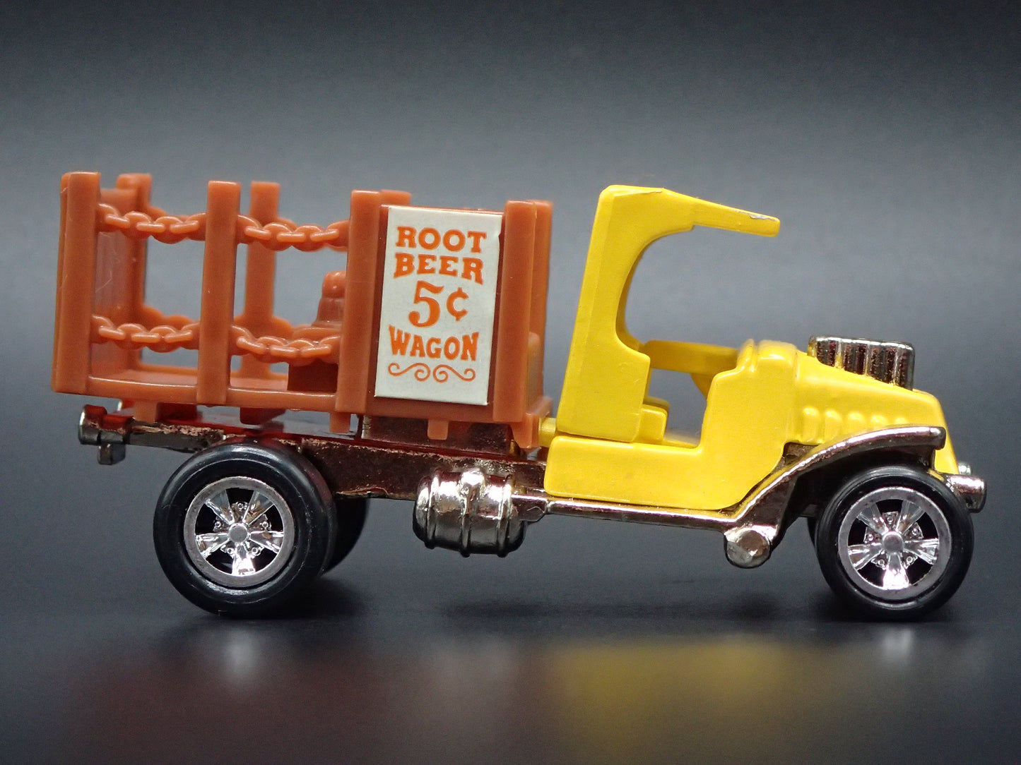 ROOT BEER WAGON TOM DANIELS CUSTOM RARE 1:64 SCALE DIORAMA DIECAST MODEL CAR