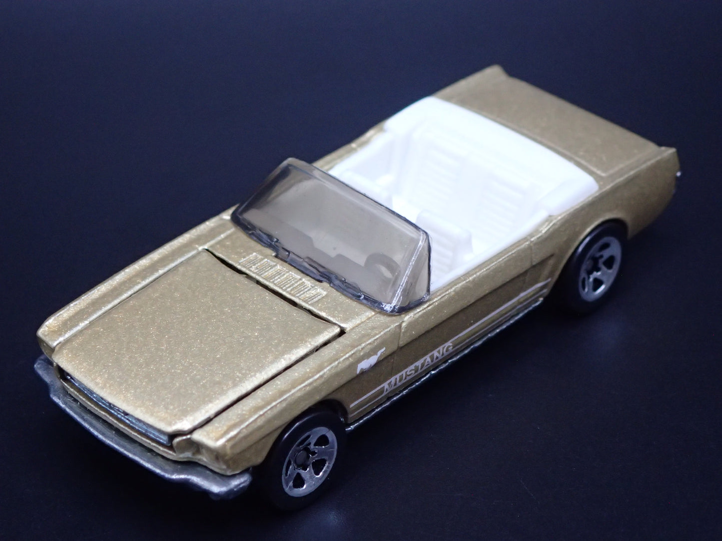 1965 65 FORD MUSTANG CONVERTIBLE GOLD 1:64 SCALE DIORAMA DIECAST MODEL CAR