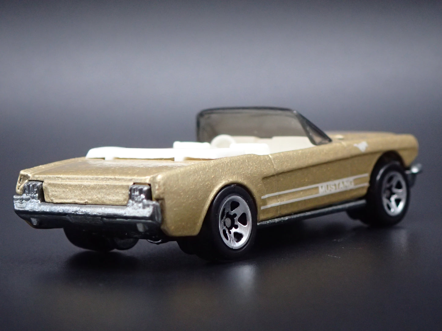 1965 65 FORD MUSTANG CONVERTIBLE GOLD 1:64 SCALE DIORAMA DIECAST MODEL CAR