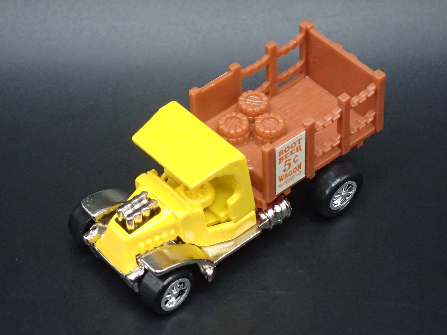 ROOT BEER WAGON TOM DANIELS CUSTOM RARE 1:64 SCALE DIORAMA DIECAST MODEL CAR