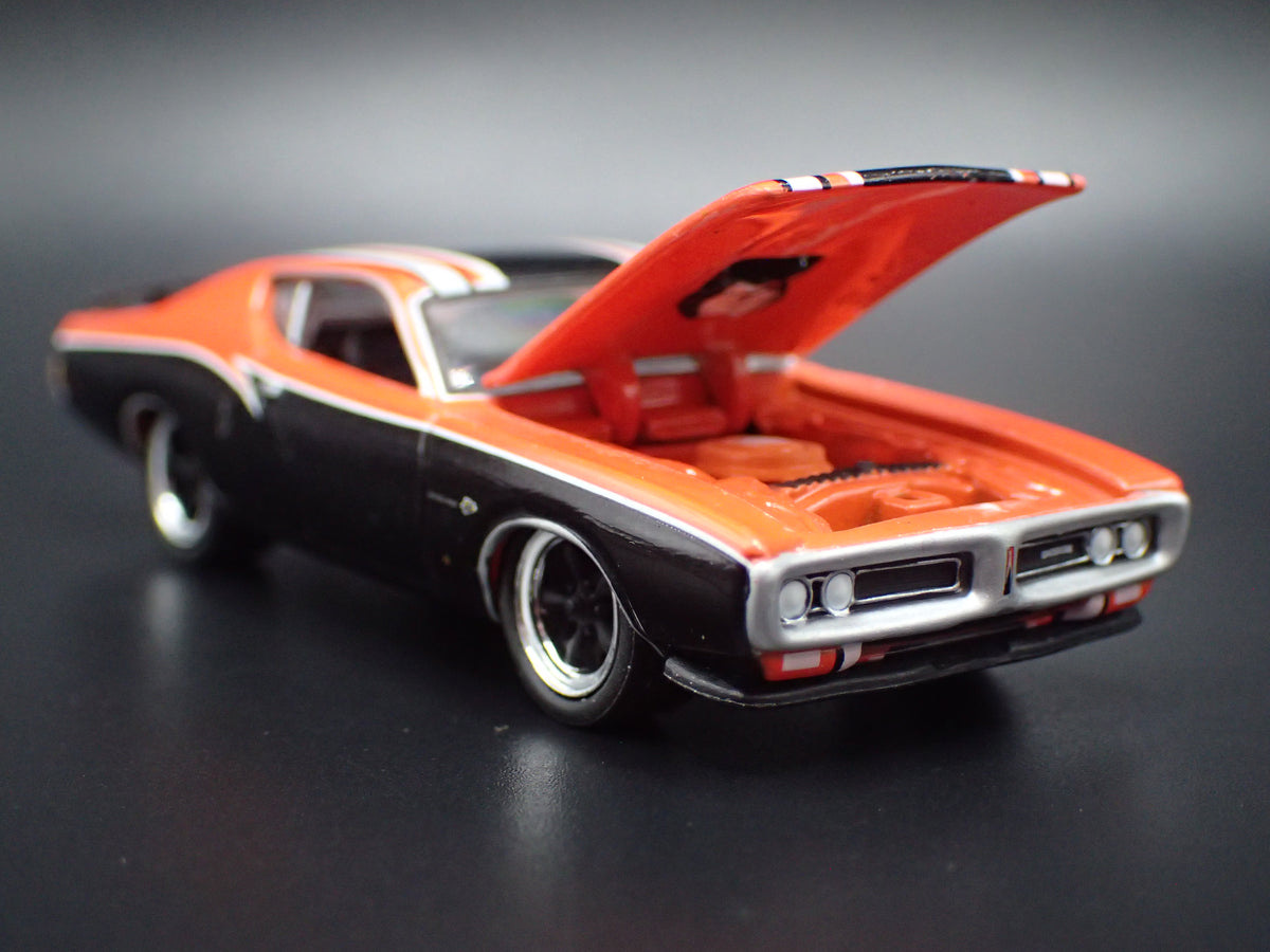 1971 71 DODGE CHARGER SUPER BEE ORANGE 1:64 SCALE DIORAMA DIECAST MODEL CAR