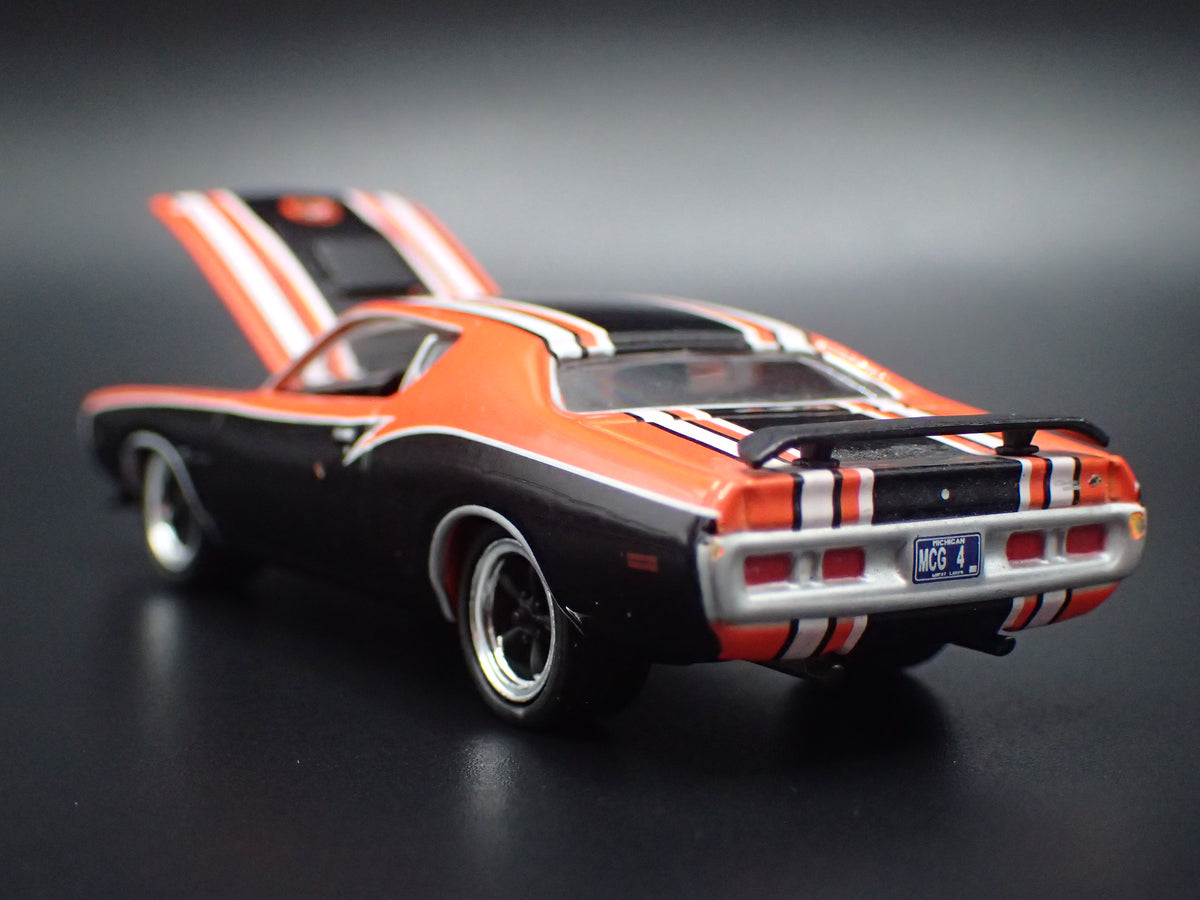 1971 71 DODGE CHARGER SUPER BEE ORANGE 1:64 SCALE DIORAMA DIECAST MODEL CAR
