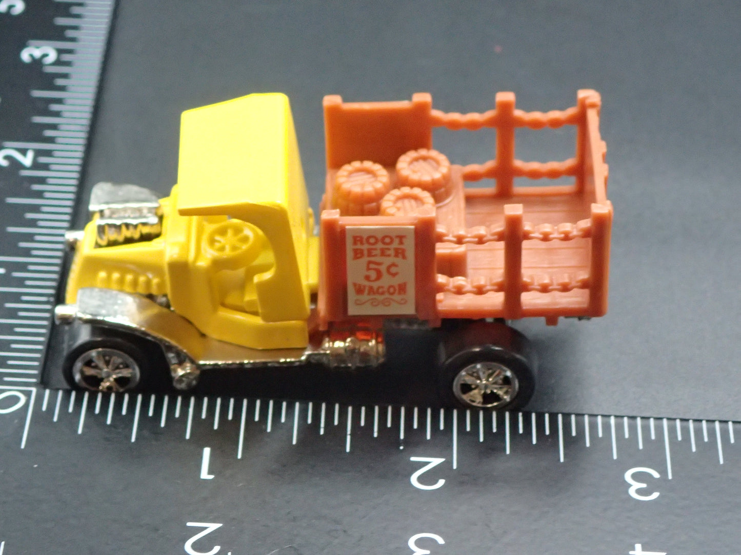 ROOT BEER WAGON TOM DANIELS CUSTOM RARE 1:64 SCALE DIORAMA DIECAST MODEL CAR