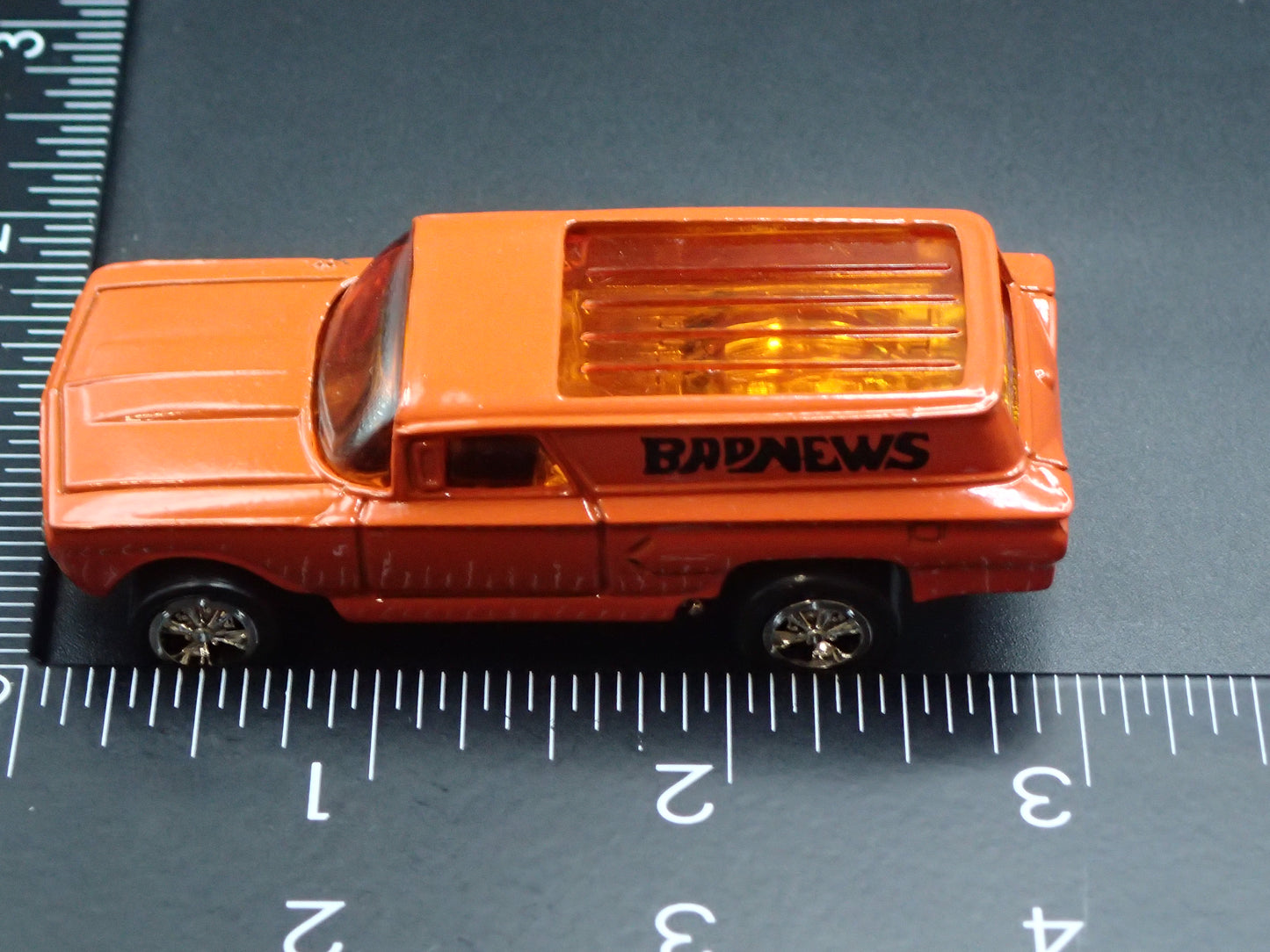 1960 60 CHEVY CHEVROLET PANEL WAGON CUSTOM 1:64 SCALE DIORAMA DIECAST MODEL CAR