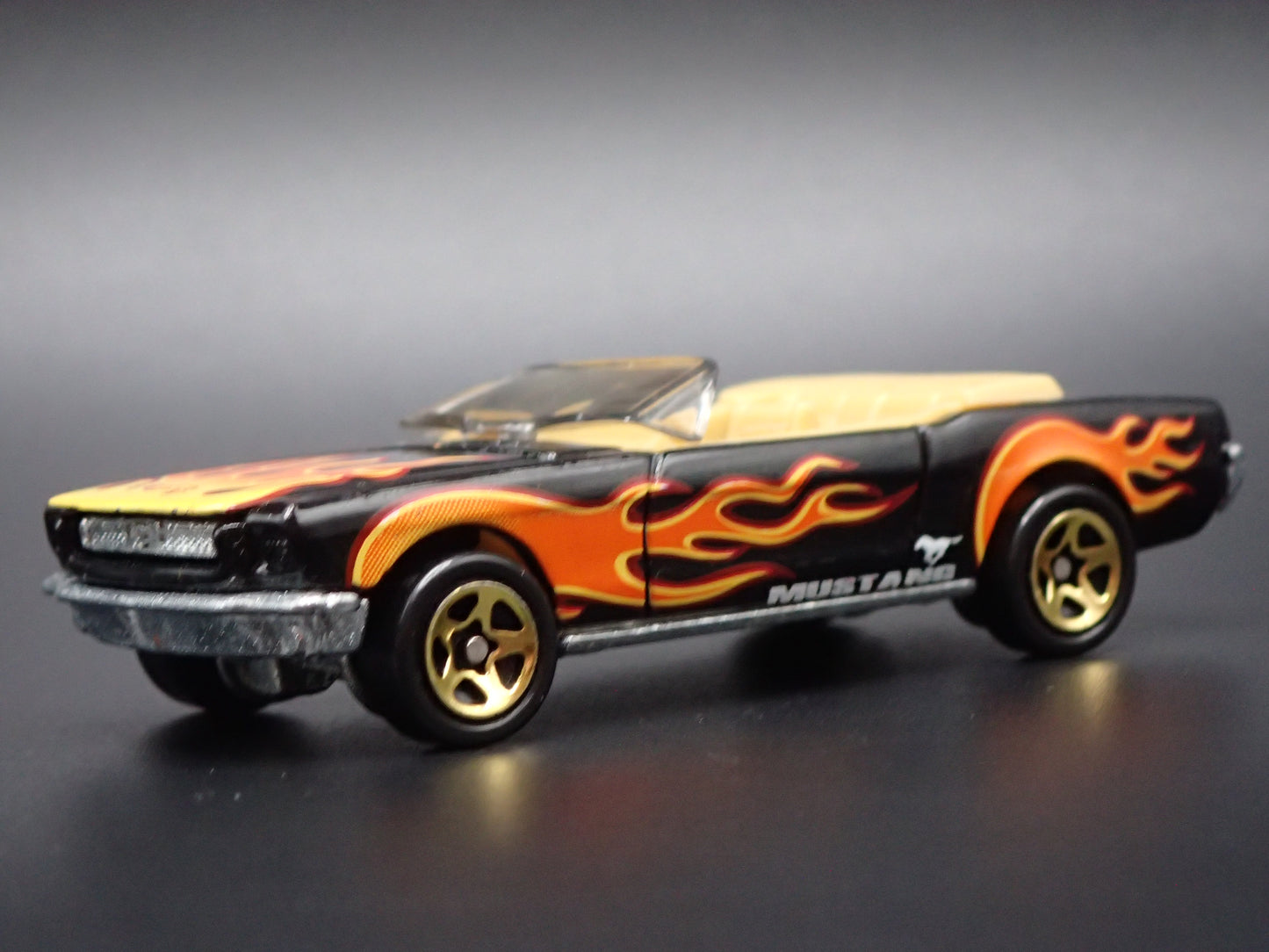 1965 65 FORD MUSTANG CONVERTIBLE BLACK 1:64 SCALE DIORAMA DIECAST MODEL CAR