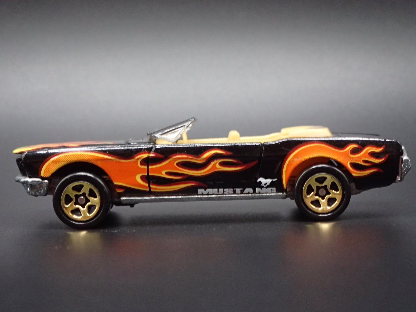 1965 65 FORD MUSTANG CONVERTIBLE BLACK 1:64 SCALE DIORAMA DIECAST MODEL CAR