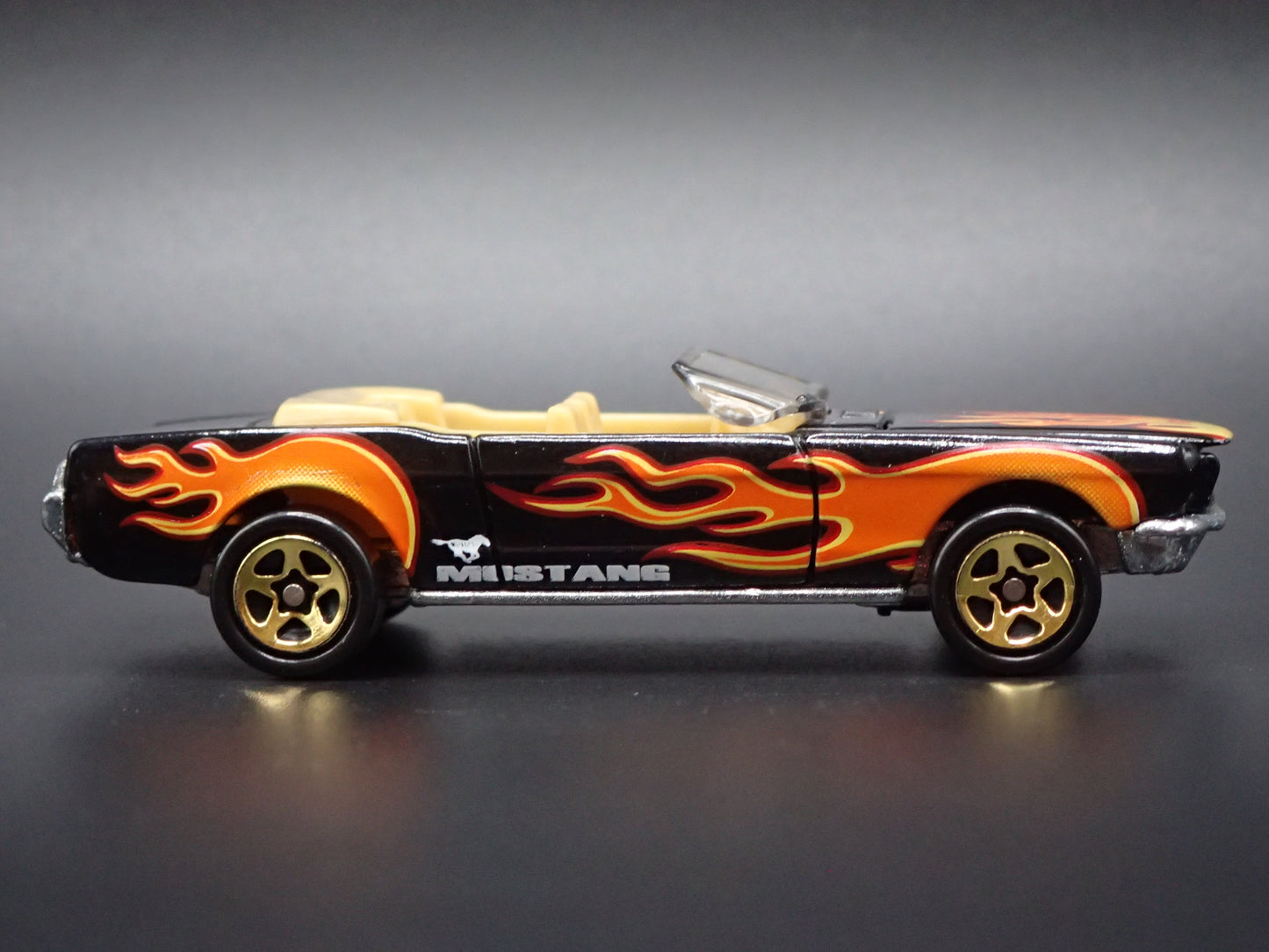 1965 65 FORD MUSTANG CONVERTIBLE BLACK 1:64 SCALE DIORAMA DIECAST MODEL CAR