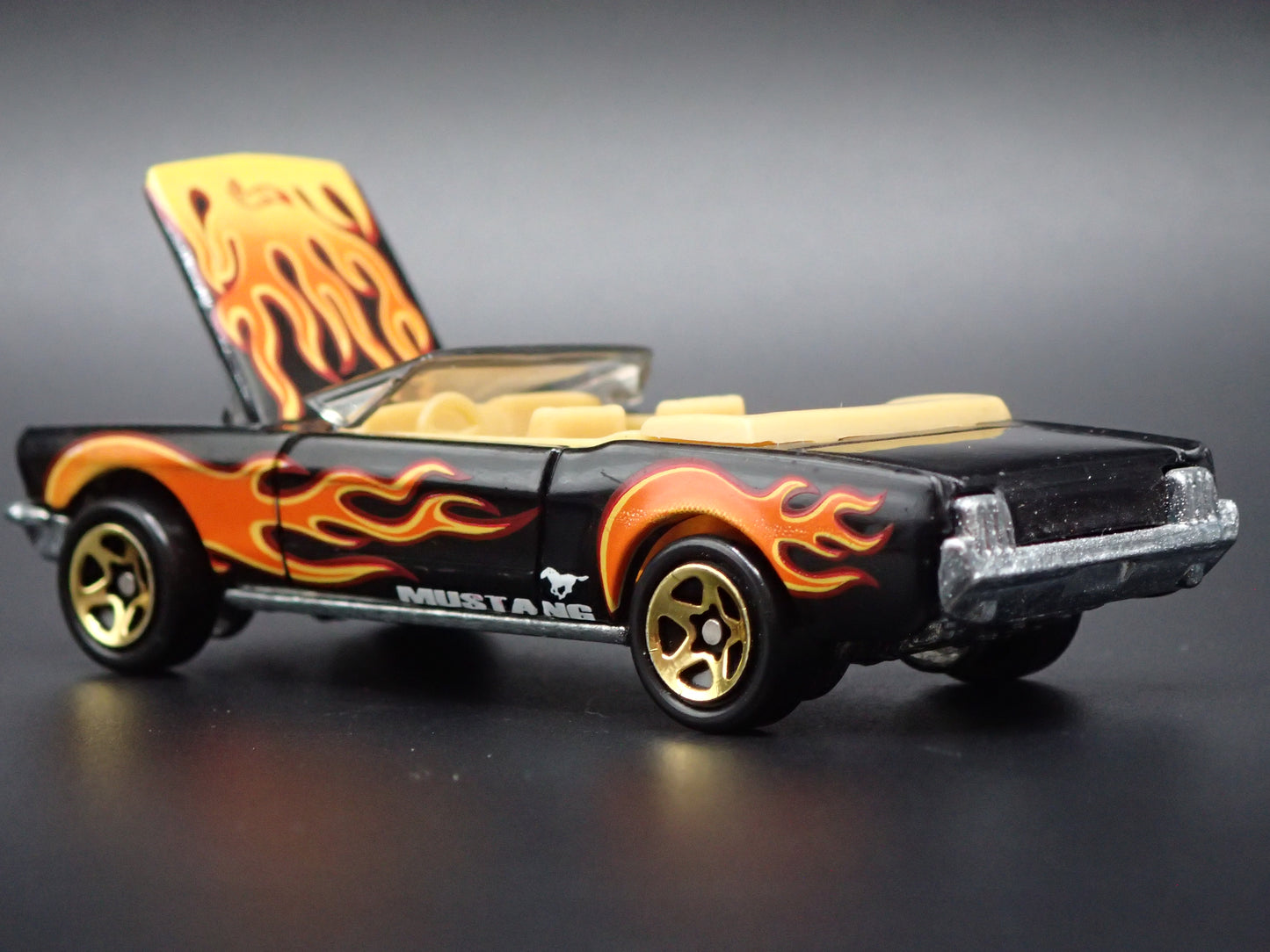 1965 65 FORD MUSTANG CONVERTIBLE BLACK 1:64 SCALE DIORAMA DIECAST MODEL CAR