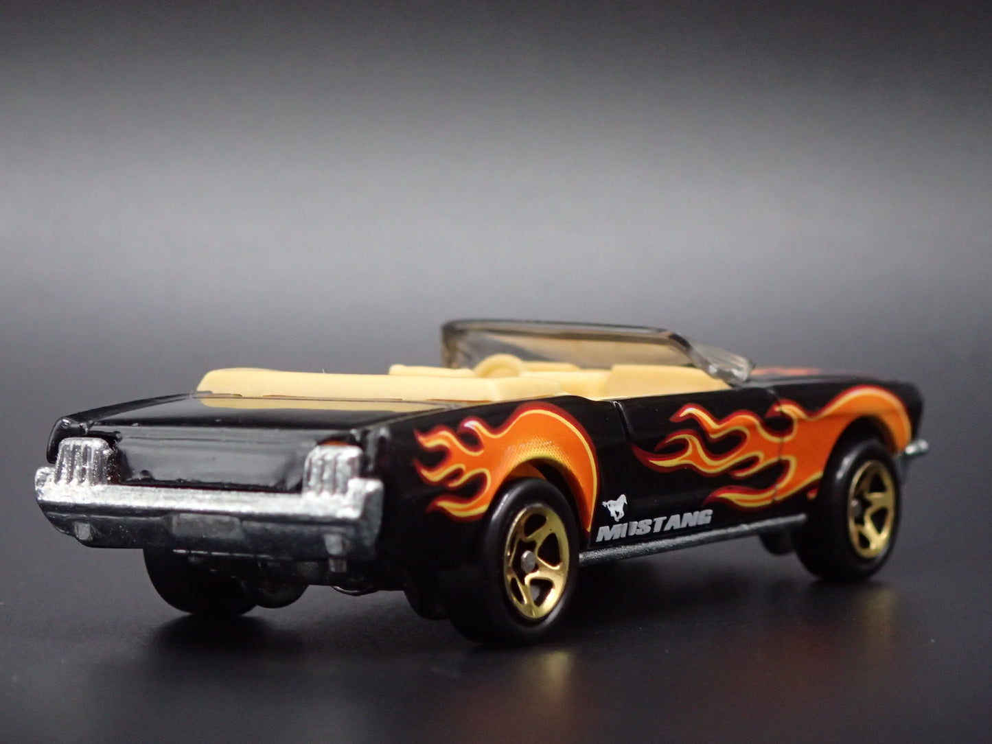 1965 65 FORD MUSTANG CONVERTIBLE BLACK 1:64 SCALE DIORAMA DIECAST MODEL CAR