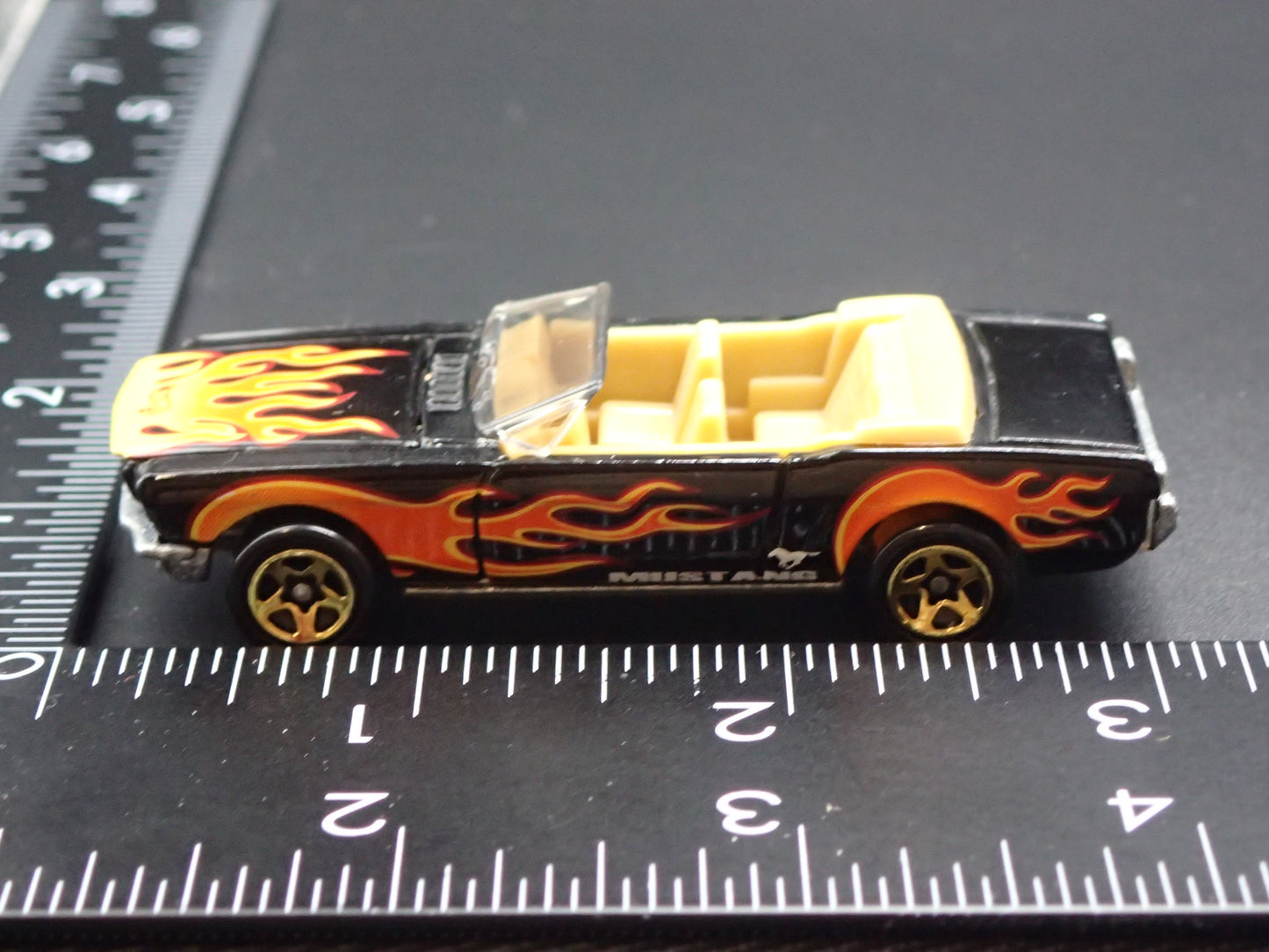 1965 65 FORD MUSTANG CONVERTIBLE BLACK 1:64 SCALE DIORAMA DIECAST MODEL CAR
