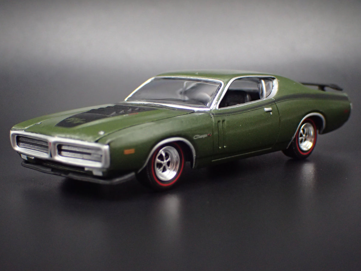 1971 71 DODGE CHARGER R/T GREEN 1:64 SCALE COLLECTIBLE DIORAMA DIECAST MODEL CAR
