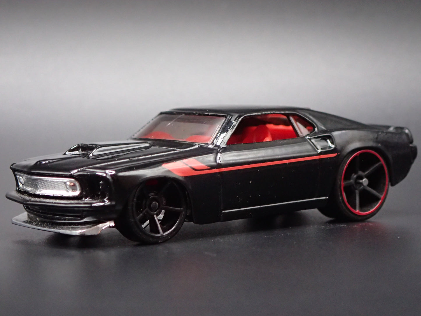 1969 69 FORD MUSTANG BOSS 302 FASTBACK BLACK 1:64 SCALE DIORAMA DIECAST MODEL CAR