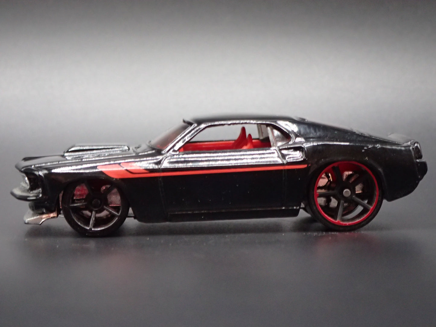 1969 69 FORD MUSTANG BOSS 302 FASTBACK BLACK 1:64 SCALE DIORAMA DIECAST MODEL CAR