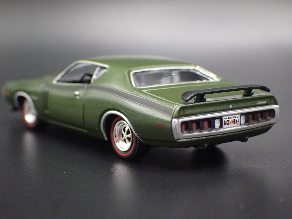 1971 71 DODGE CHARGER R/T GREEN 1:64 SCALE COLLECTIBLE DIORAMA DIECAST MODEL CAR