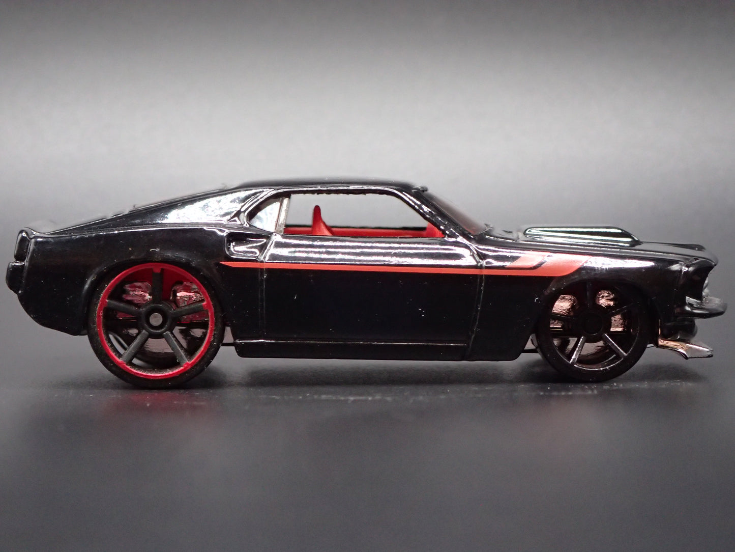 1969 69 FORD MUSTANG BOSS 302 FASTBACK BLACK 1:64 SCALE DIORAMA DIECAST MODEL CAR