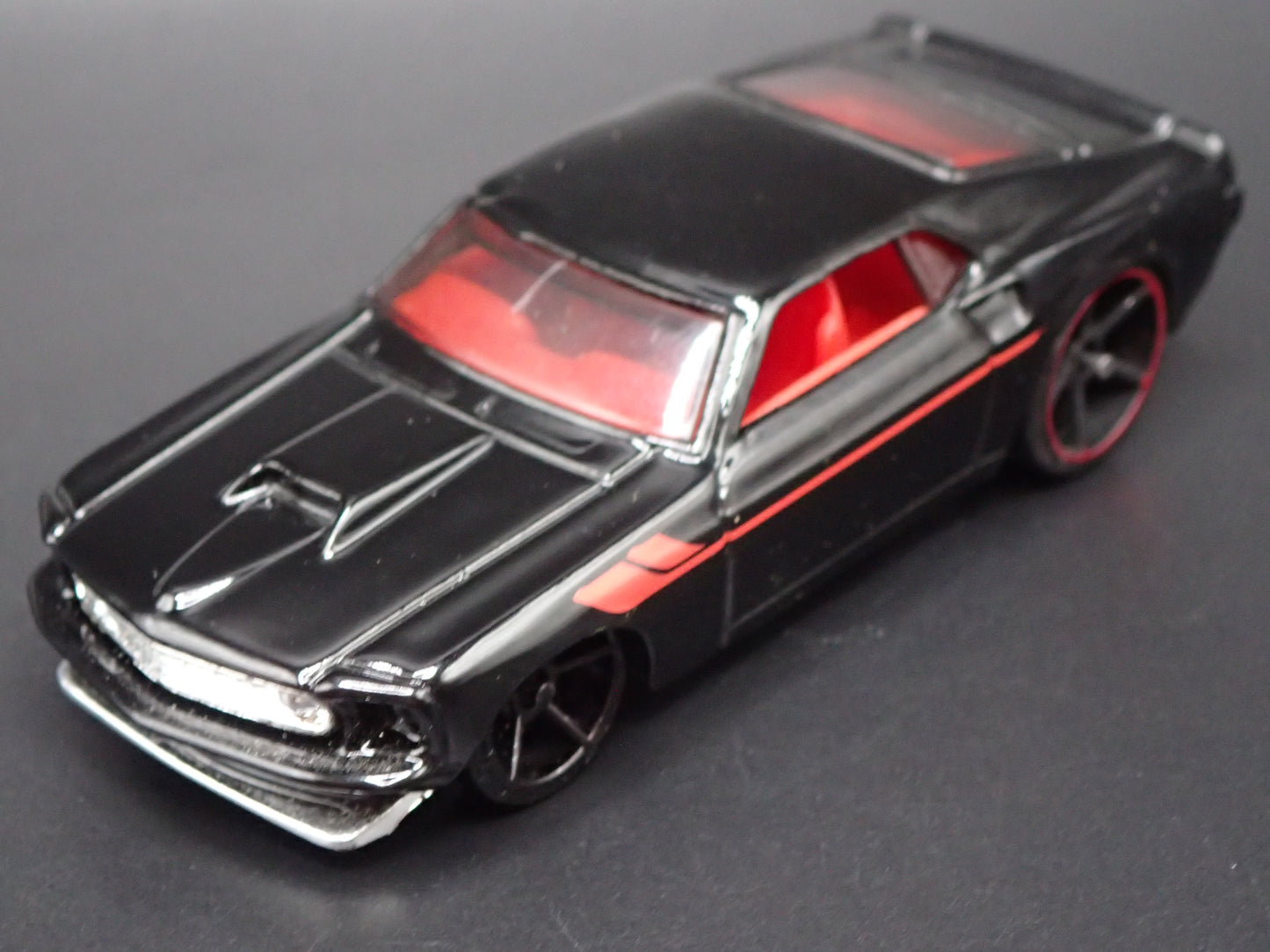 1969 69 FORD MUSTANG BOSS 302 FASTBACK BLACK 1:64 SCALE DIORAMA DIECAST MODEL CAR