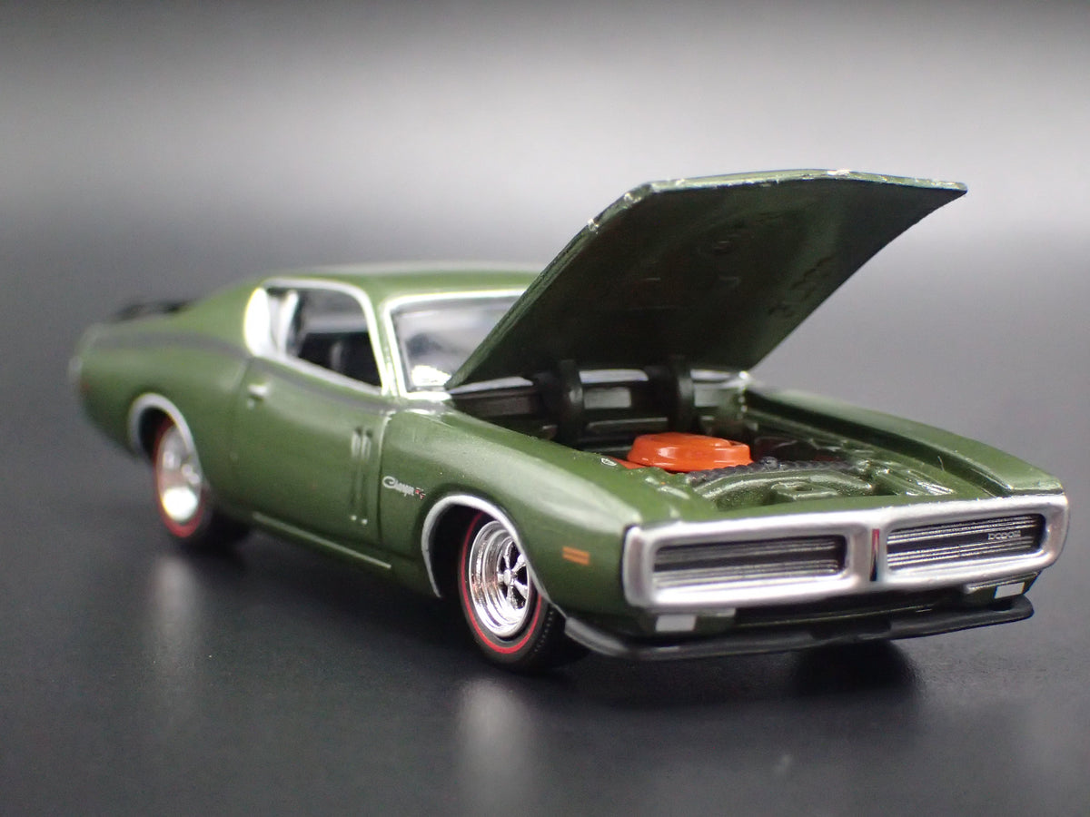 1971 71 DODGE CHARGER R/T GREEN 1:64 SCALE COLLECTIBLE DIORAMA DIECAST MODEL CAR