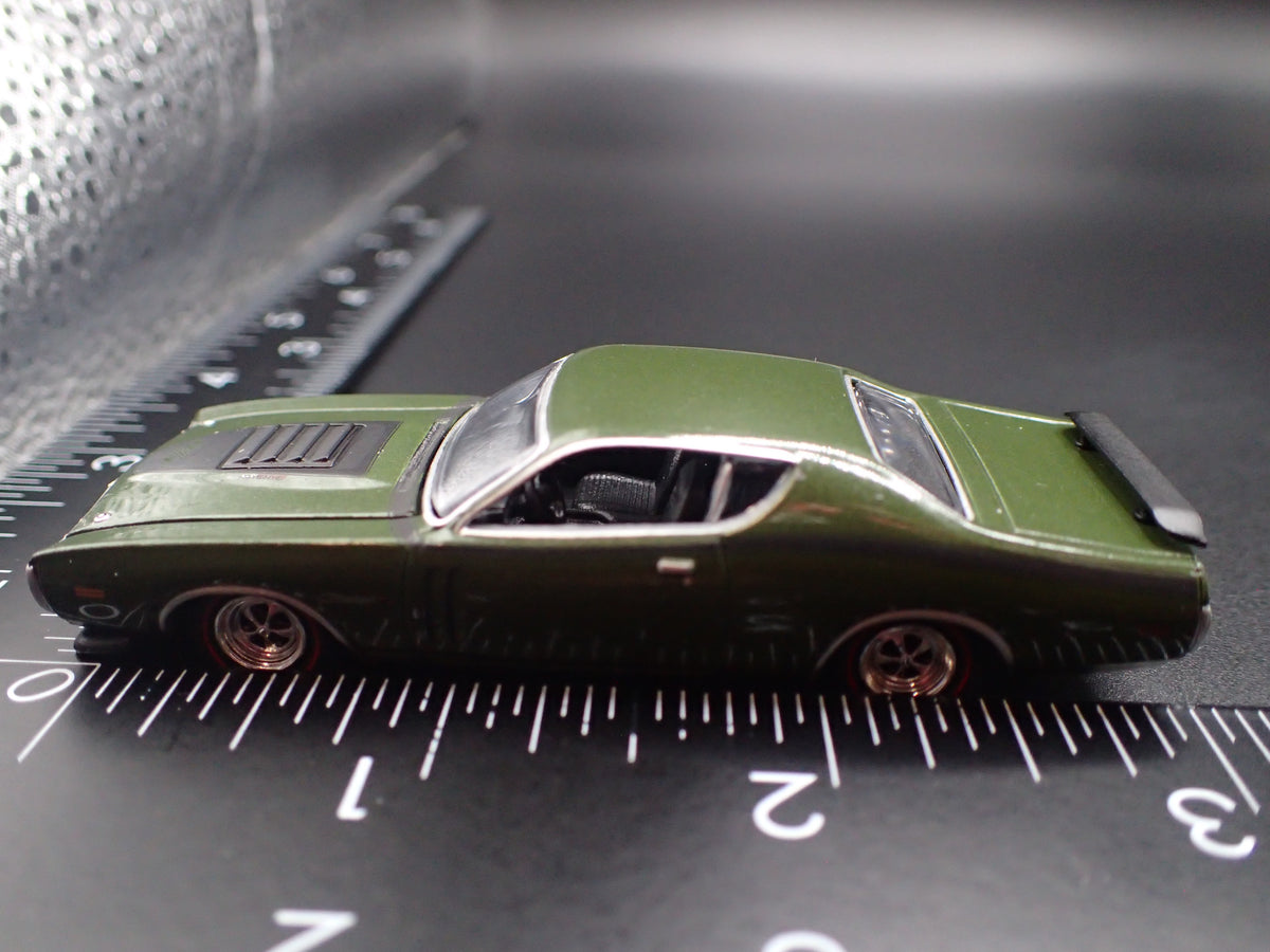 1971 71 DODGE CHARGER R/T GREEN 1:64 SCALE COLLECTIBLE DIORAMA DIECAST MODEL CAR
