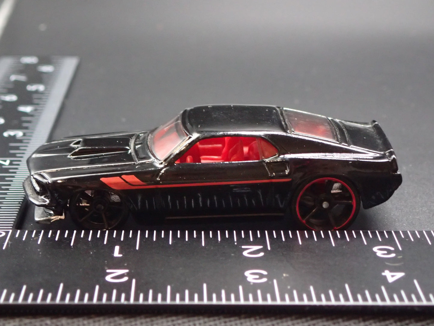 1969 69 FORD MUSTANG BOSS 302 FASTBACK BLACK 1:64 SCALE DIORAMA DIECAST MODEL CAR