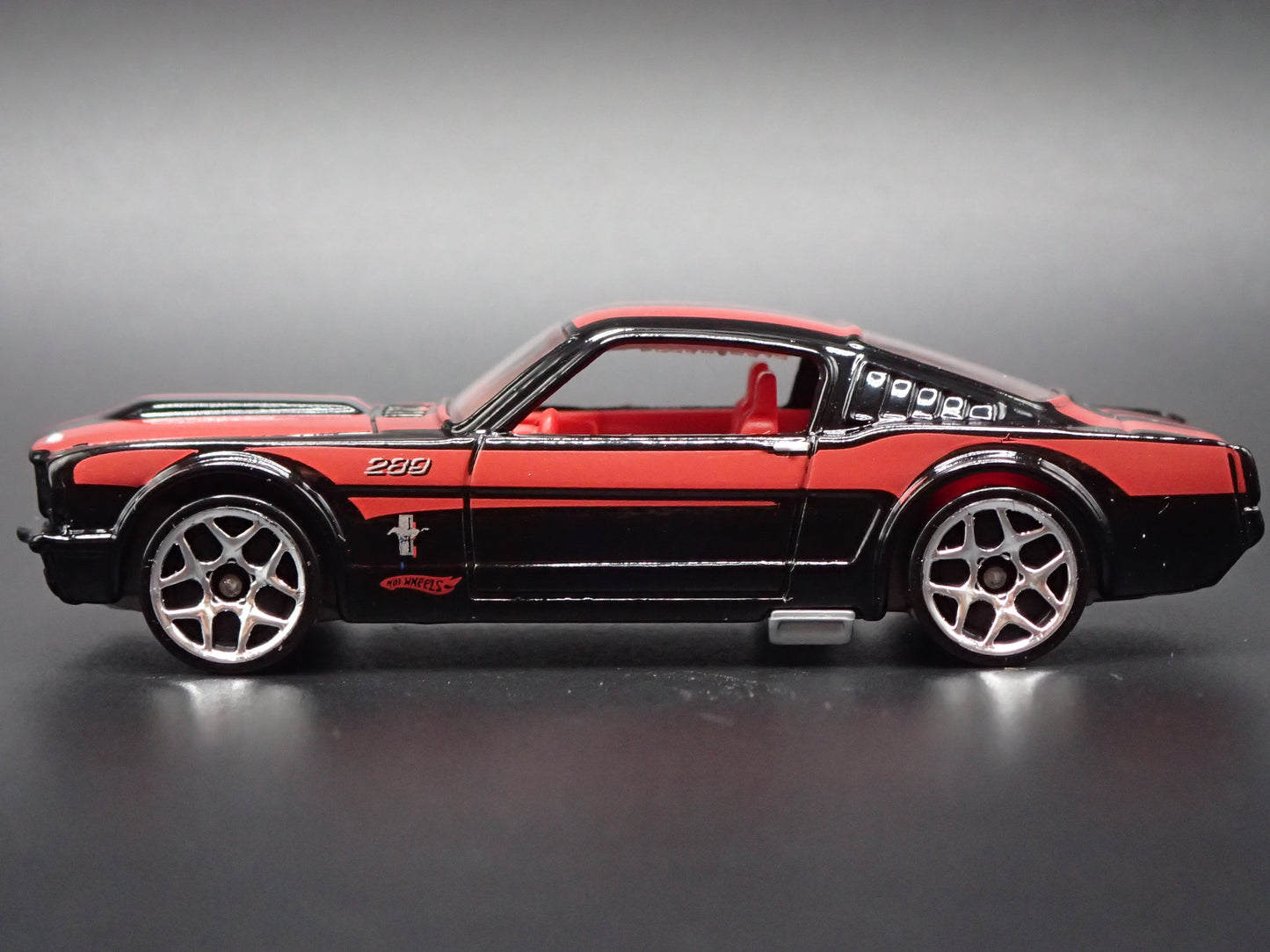 1965 65 FORD MUSTANG BLACK 1:64 SCALE DIORAMA DIECAST MODEL CAR