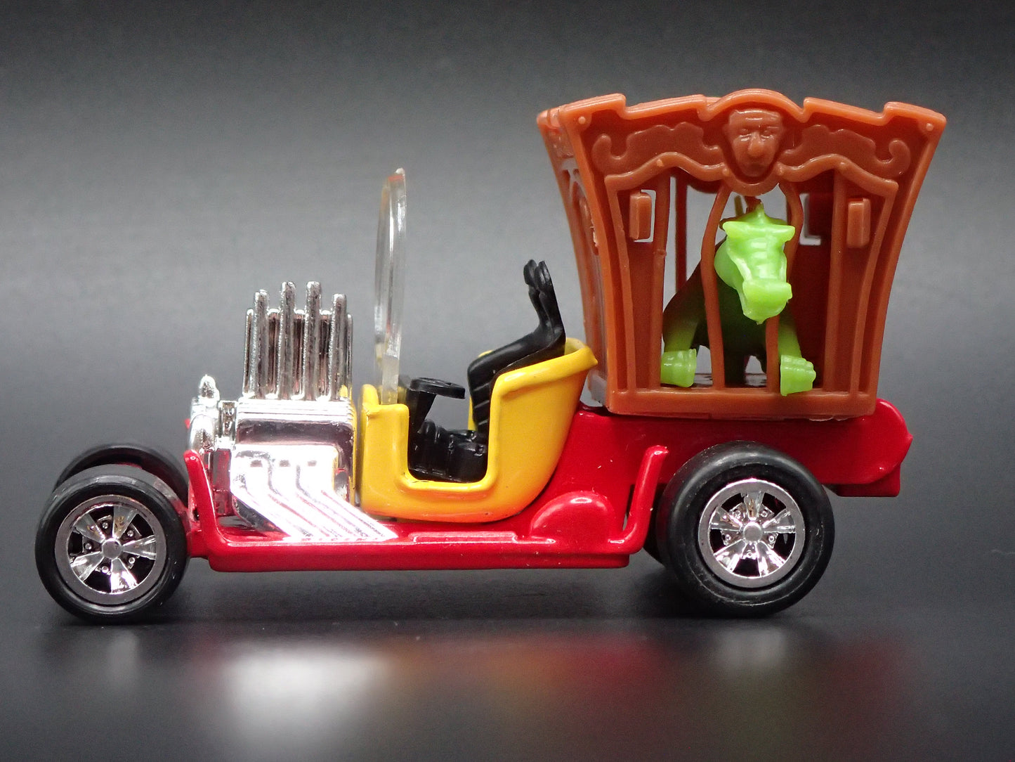 DRAGGIN DRAGON TOM DANIELS CUSTOM RED 1:64 SCALE DIORAMA DIECAST MODEL CAR