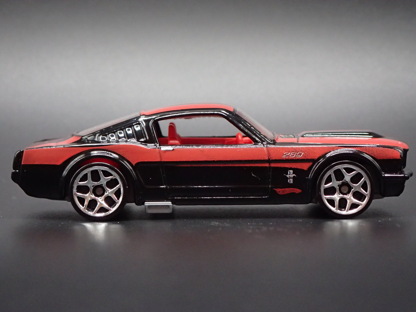1965 65 FORD MUSTANG BLACK 1:64 SCALE DIORAMA DIECAST MODEL CAR