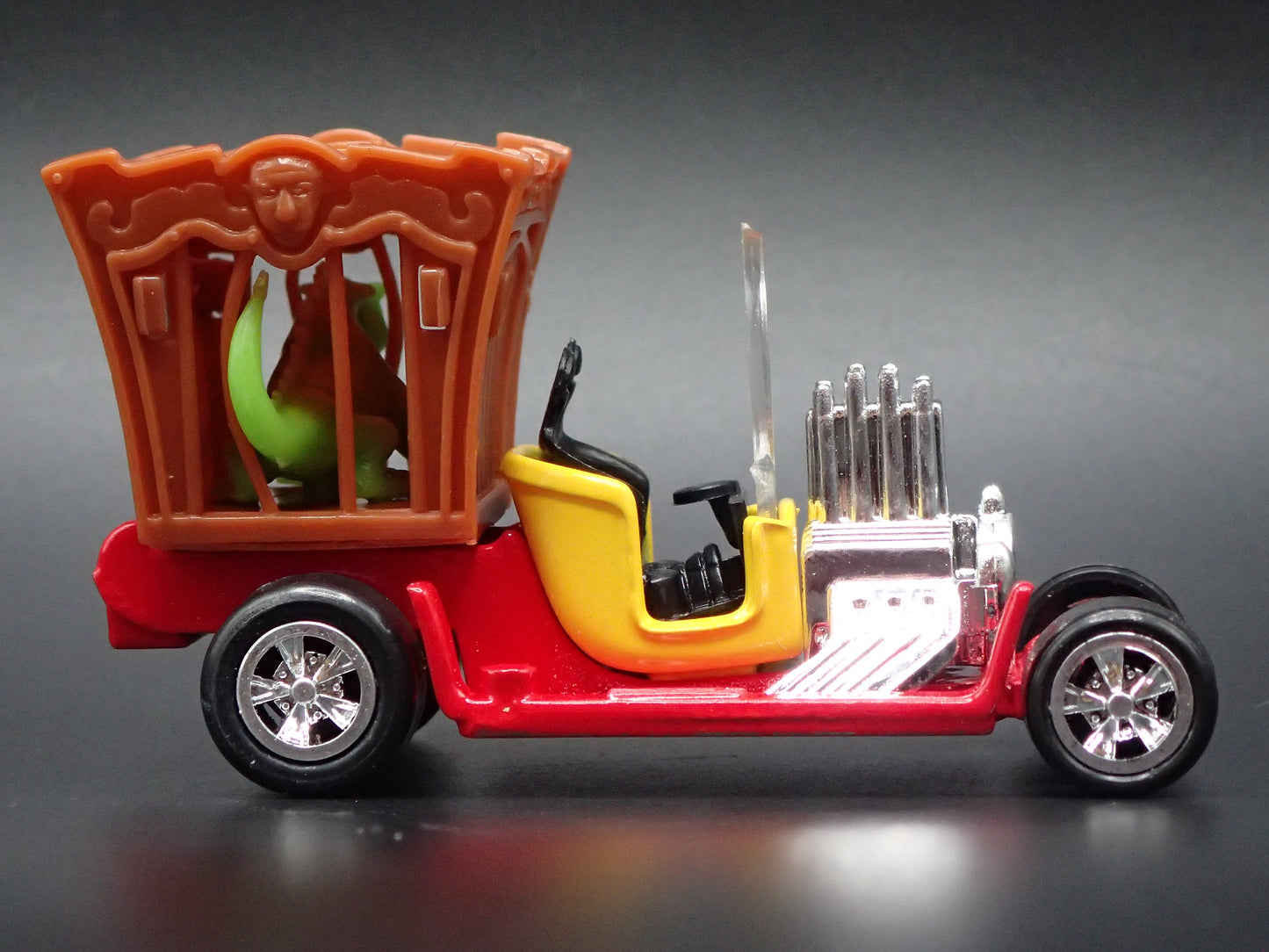 DRAGGIN DRAGON TOM DANIELS CUSTOM RED 1:64 SCALE DIORAMA DIECAST MODEL CAR
