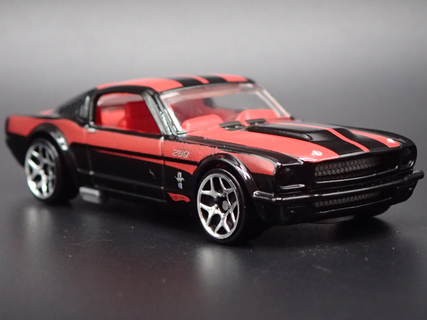 1965 65 FORD MUSTANG BLACK 1:64 SCALE DIORAMA DIECAST MODEL CAR