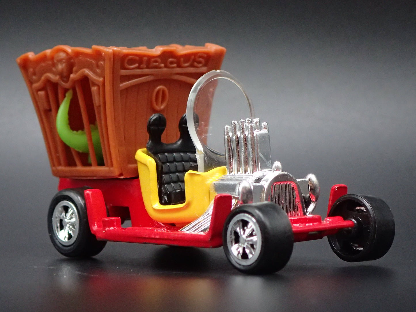 DRAGGIN DRAGON TOM DANIELS CUSTOM RED 1:64 SCALE DIORAMA DIECAST MODEL CAR