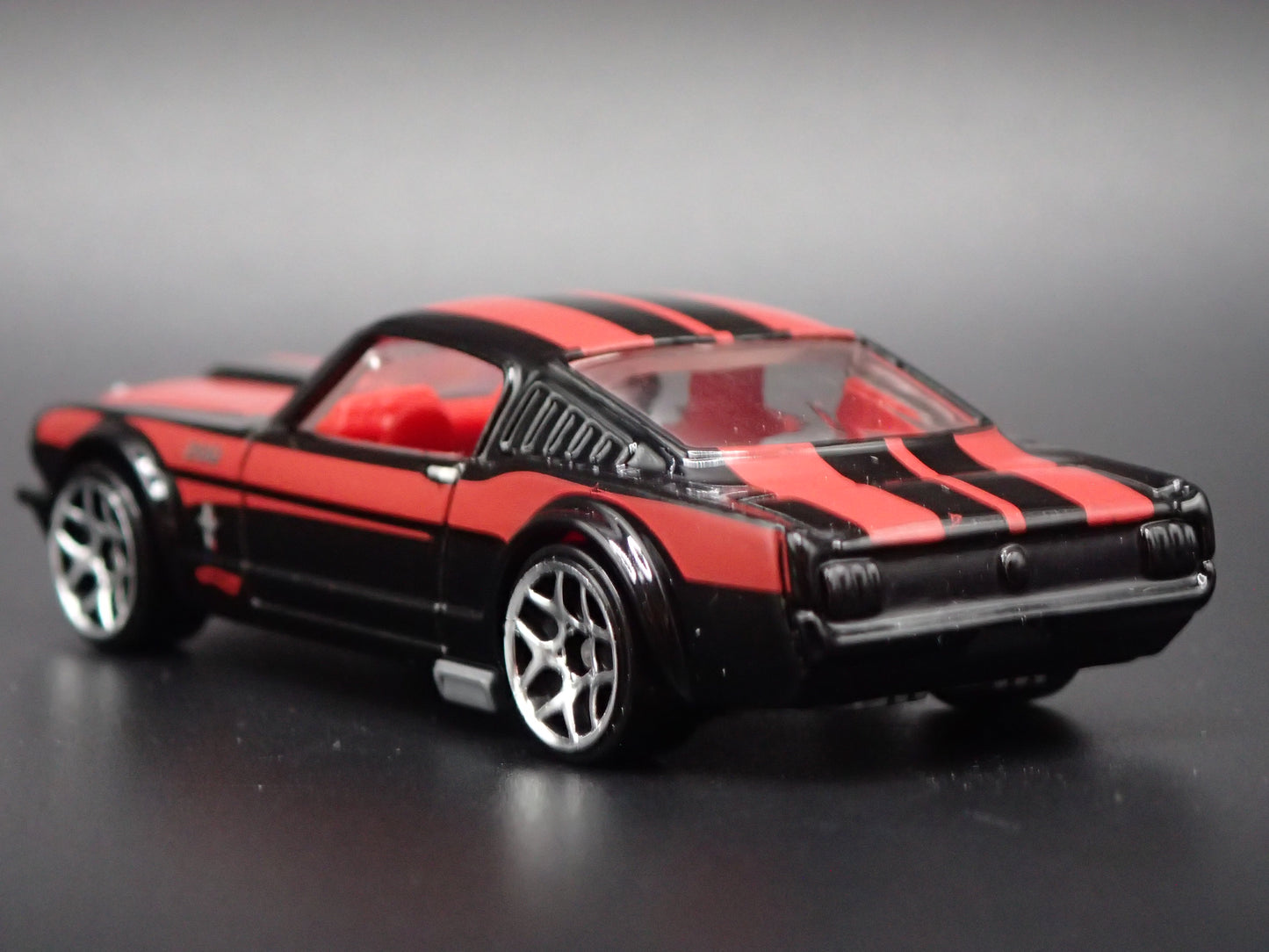 1965 65 FORD MUSTANG BLACK 1:64 SCALE DIORAMA DIECAST MODEL CAR