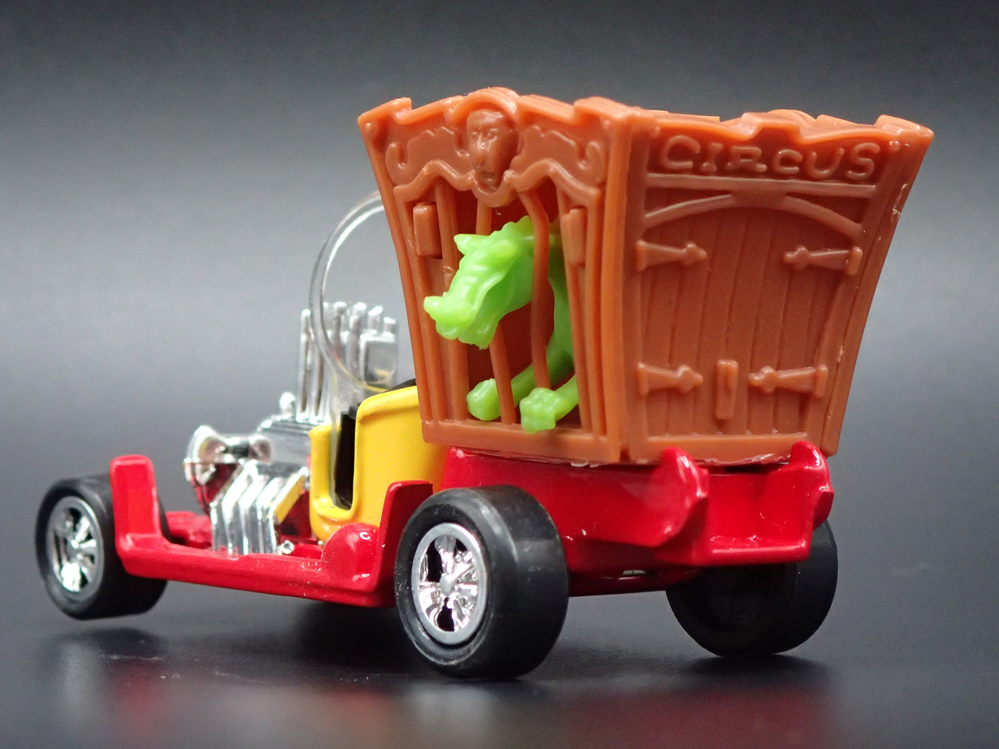 DRAGGIN DRAGON TOM DANIELS CUSTOM RED 1:64 SCALE DIORAMA DIECAST MODEL CAR